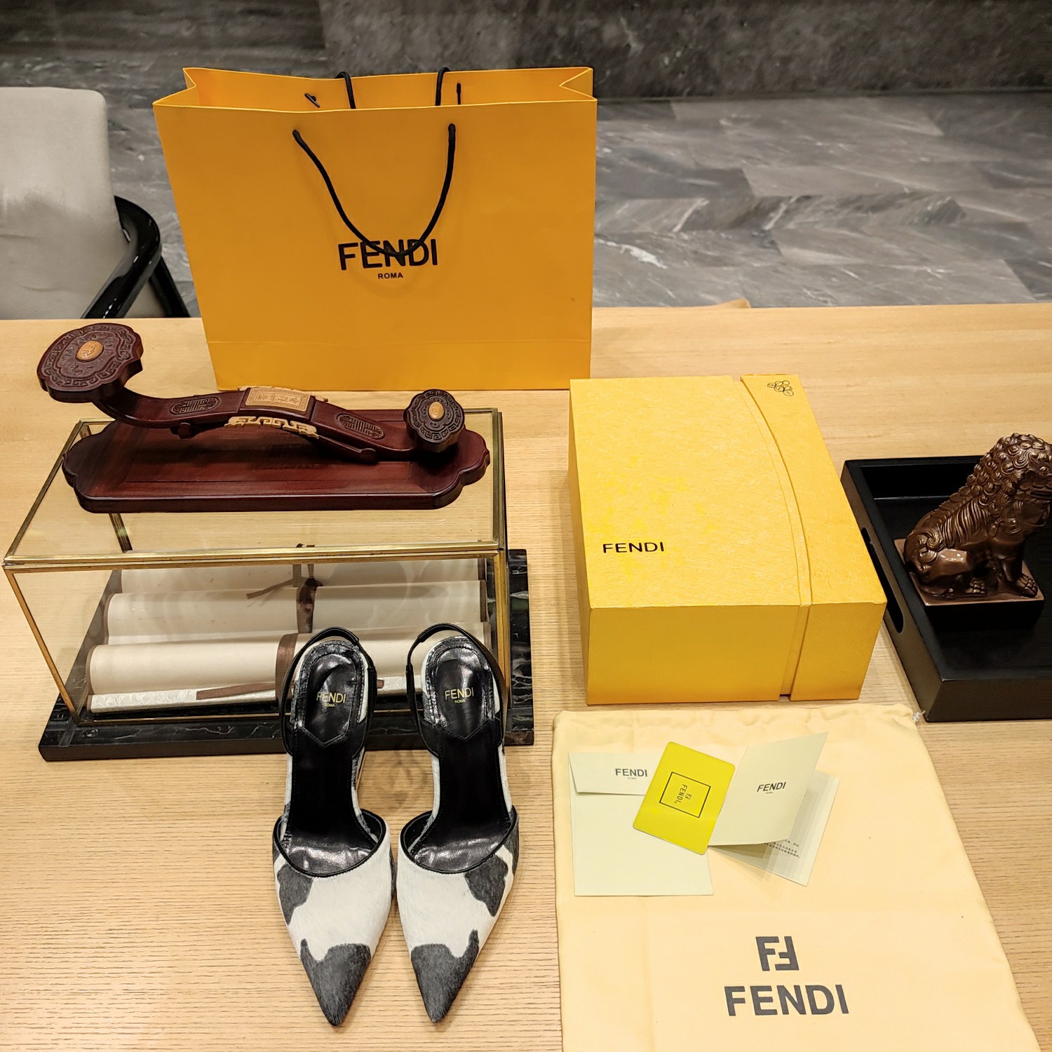 Fendi*春夏经典系列鞋履呈现精致