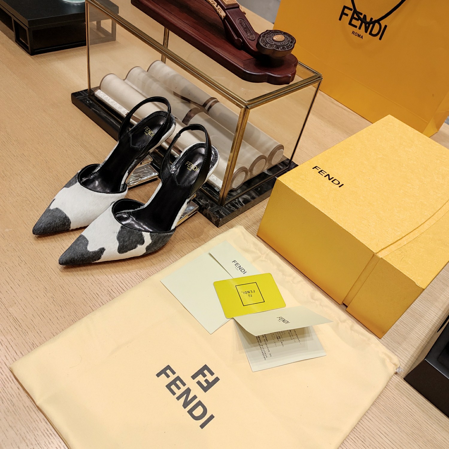 Fendi*春夏经典系列鞋履呈现精致