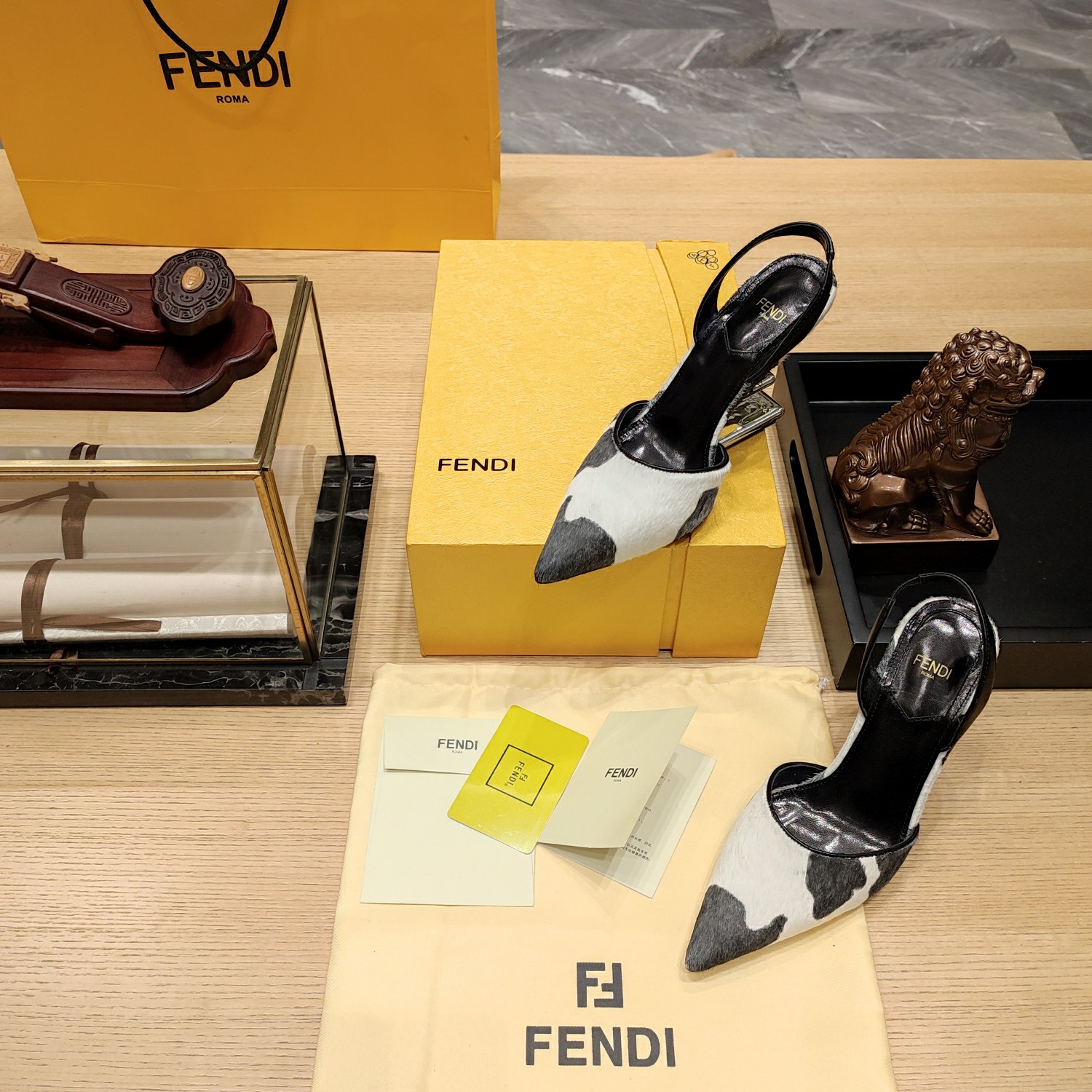 Fendi*春夏经典系列鞋履呈现精致