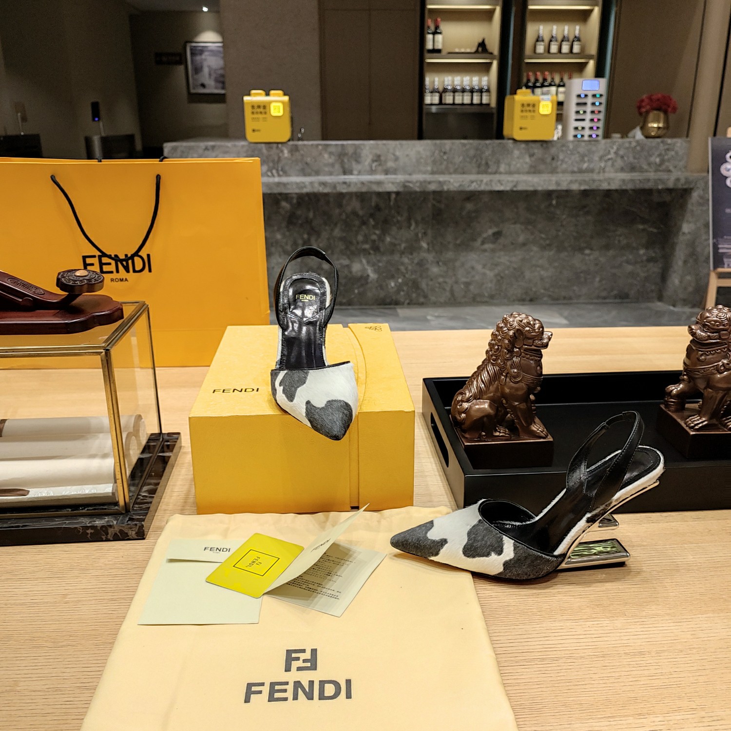 Fendi*春夏经典系列鞋履呈现精致