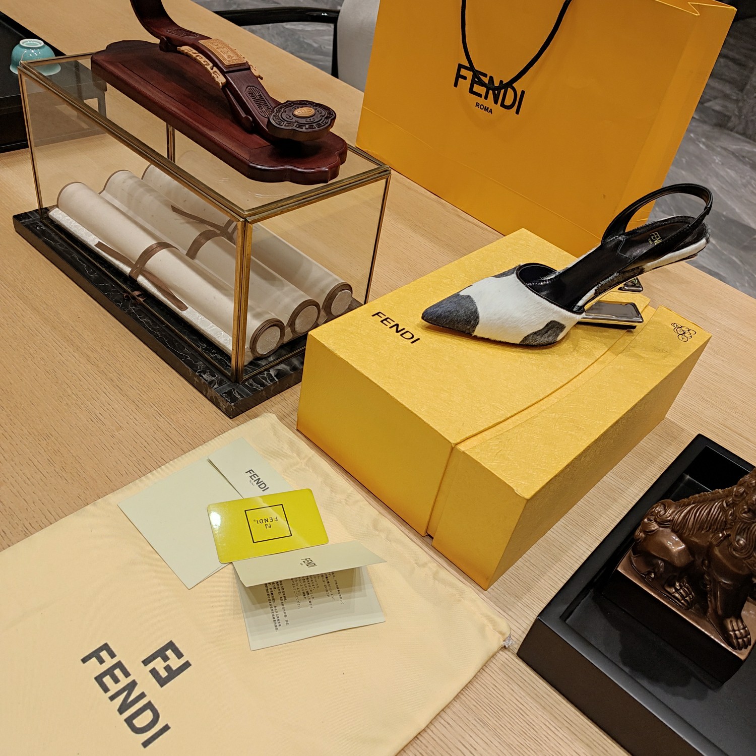 Fendi*春夏经典系列鞋履呈现精致