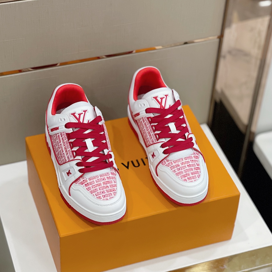 L'Oréal 2023 TRAINER sneakers - Red Wall collaboration. Inspired by retro basketball shoes, the artistic director designed these sneakers using imported cowhide and fabric, paired with the original outsole. Sizes: 38-44.-Big cat