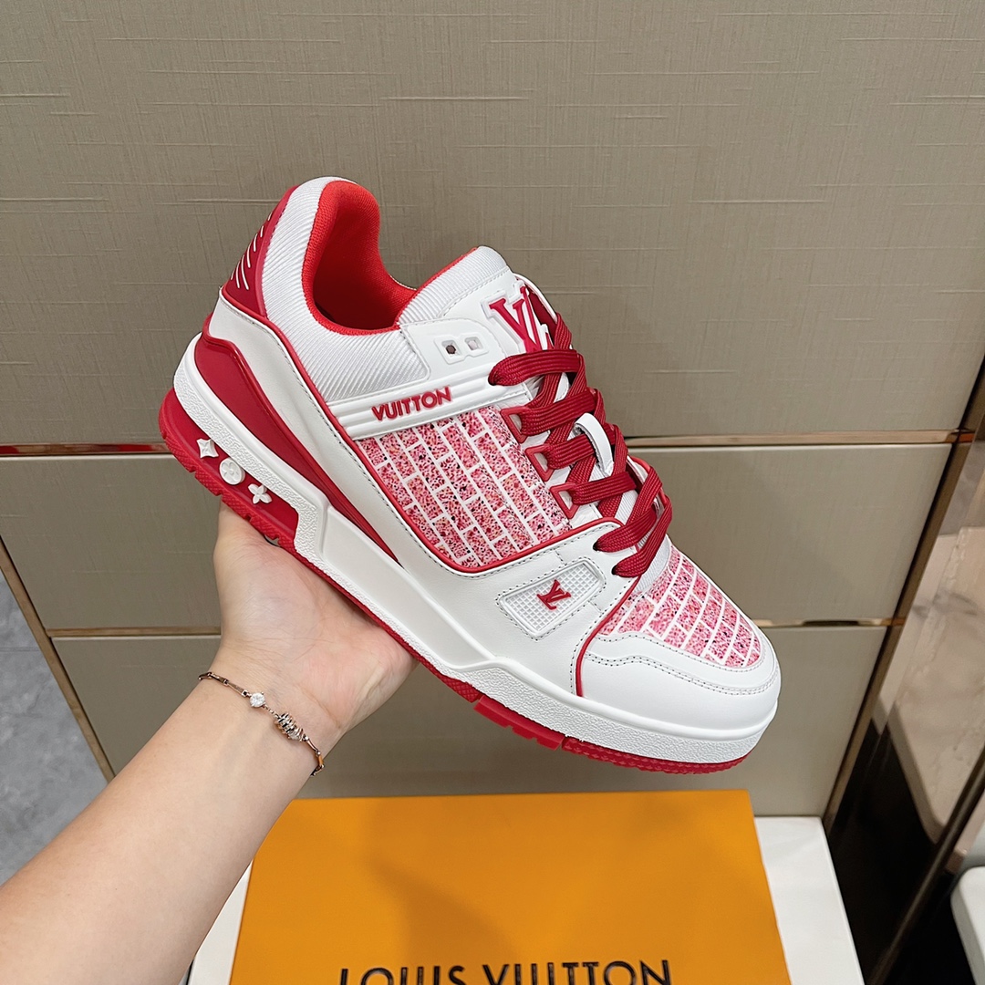 L'Oréal 2023 TRAINER sneakers - Red Wall collaboration. Inspired by retro basketball shoes, the artistic director designed these sneakers using imported cowhide and fabric, paired with the original outsole. Sizes: 38-44.-Big cat