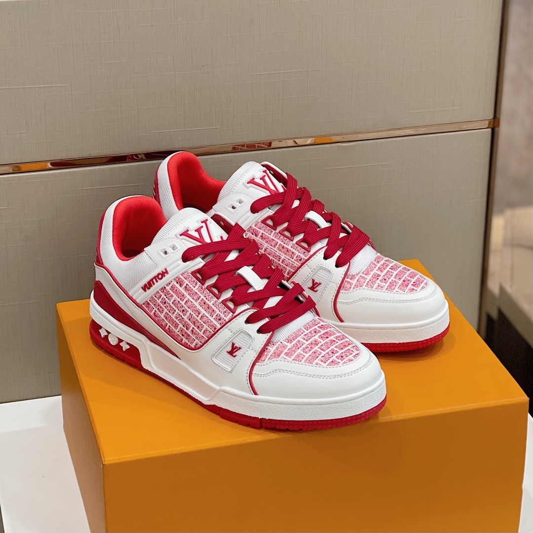 L'Oréal 2023 TRAINER sneakers - Red Wall collaboration. Inspired by retro basketball shoes, the artistic director designed these sneakers using imported cowhide and fabric, paired with the original outsole. Sizes: 38-44.-Big cat