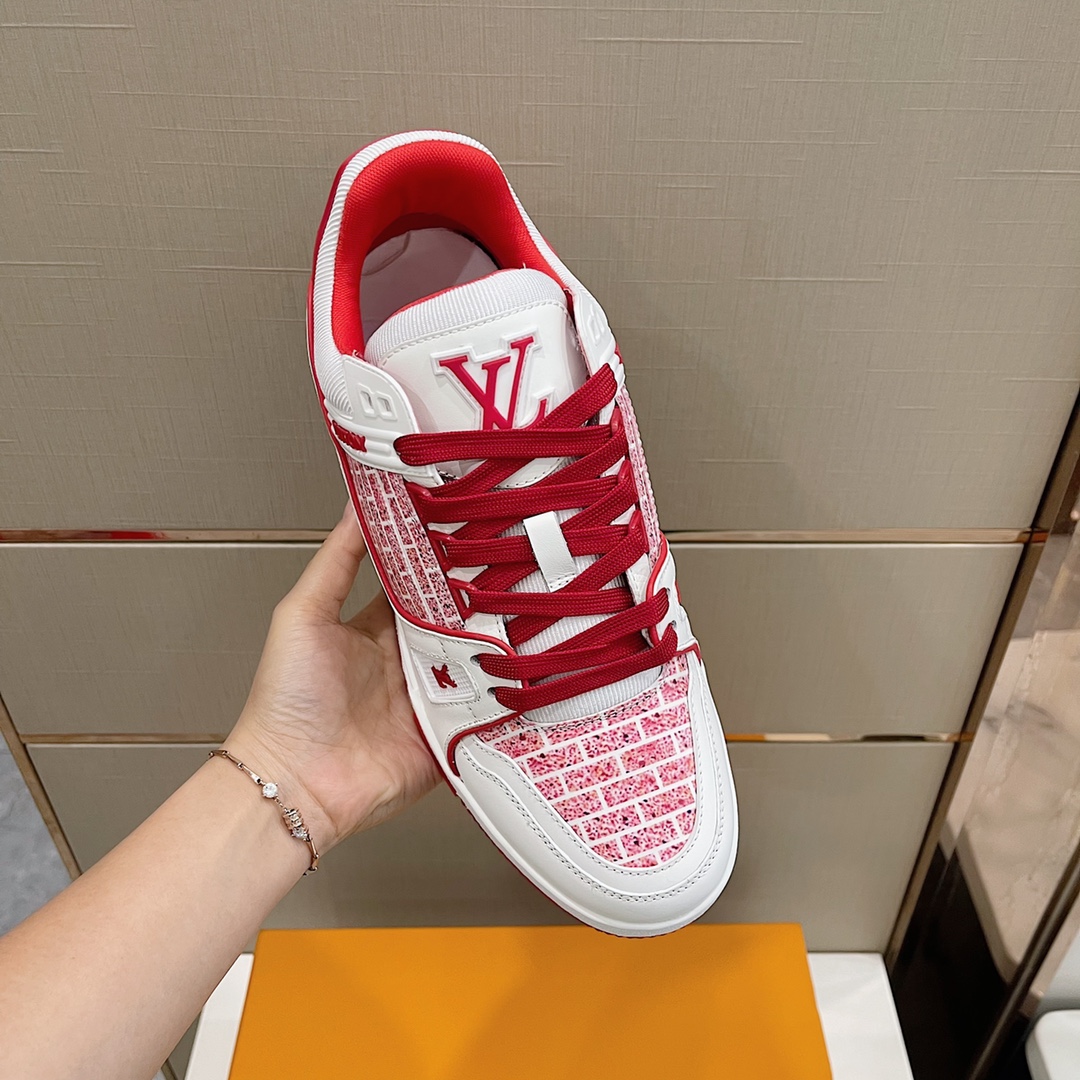 L'Oréal 2023 TRAINER sneakers - Red Wall collaboration. Inspired by retro basketball shoes, the artistic director designed these sneakers using imported cowhide and fabric, paired with the original outsole. Sizes: 38-44.-Big cat
