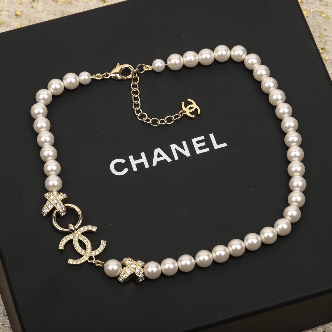 NO:104123,[Scented Cross Pearl Choker] The most popular early spring latest style. Every issue is super exciting. Love. Love. Love. The simple design with temperament is really impressing, very simple and generous. All are customized Swarovski diamonds   Swarovski pearls, elegant and classic, full of texture. Welcome to PK any version on the market [witness], Chanel necklace, chanel, swarovski, necklace19860909【香交叉珍珠choker】最最最火爆的早春最新款每期都超爆的爱心系列爱了爱了很有气质的简约设计,气质实在逼人,非常的简约大方.全部都是订制的施华洛世奇钻 施华洛珍珠,优雅经典,质感十足,欢迎PK市面任何版本[机智],香奈儿项链,chanel,swarovski,necklace,Jewelry