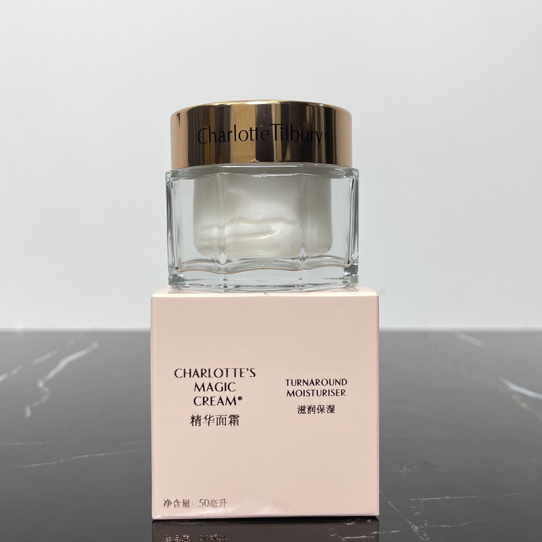 30！CT魔法面霜50ml🔜BT5HB编码！Charlotte Tilbury 英国CT魔法面霜50ml质地像面霜一样，用量很省，抠一点点就可以涂一整张脸了，特别容易卡粉的地方可以多涂点。超级神奇，明明涂上脸没有多油润，但是上妆就是不卡…