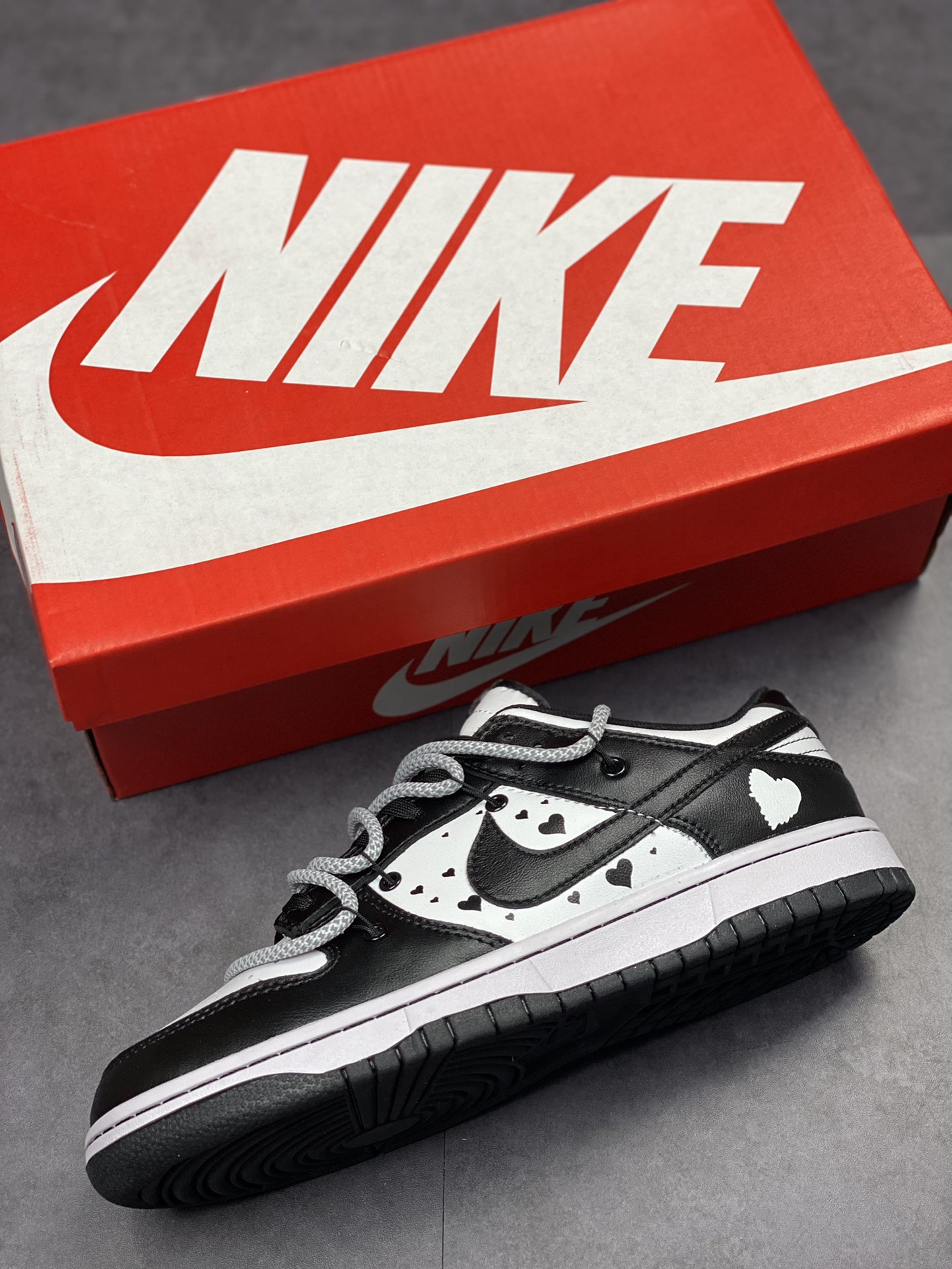 180 Nike SB Dunk Low 黑白爱心情人节绑绳DD1503-106