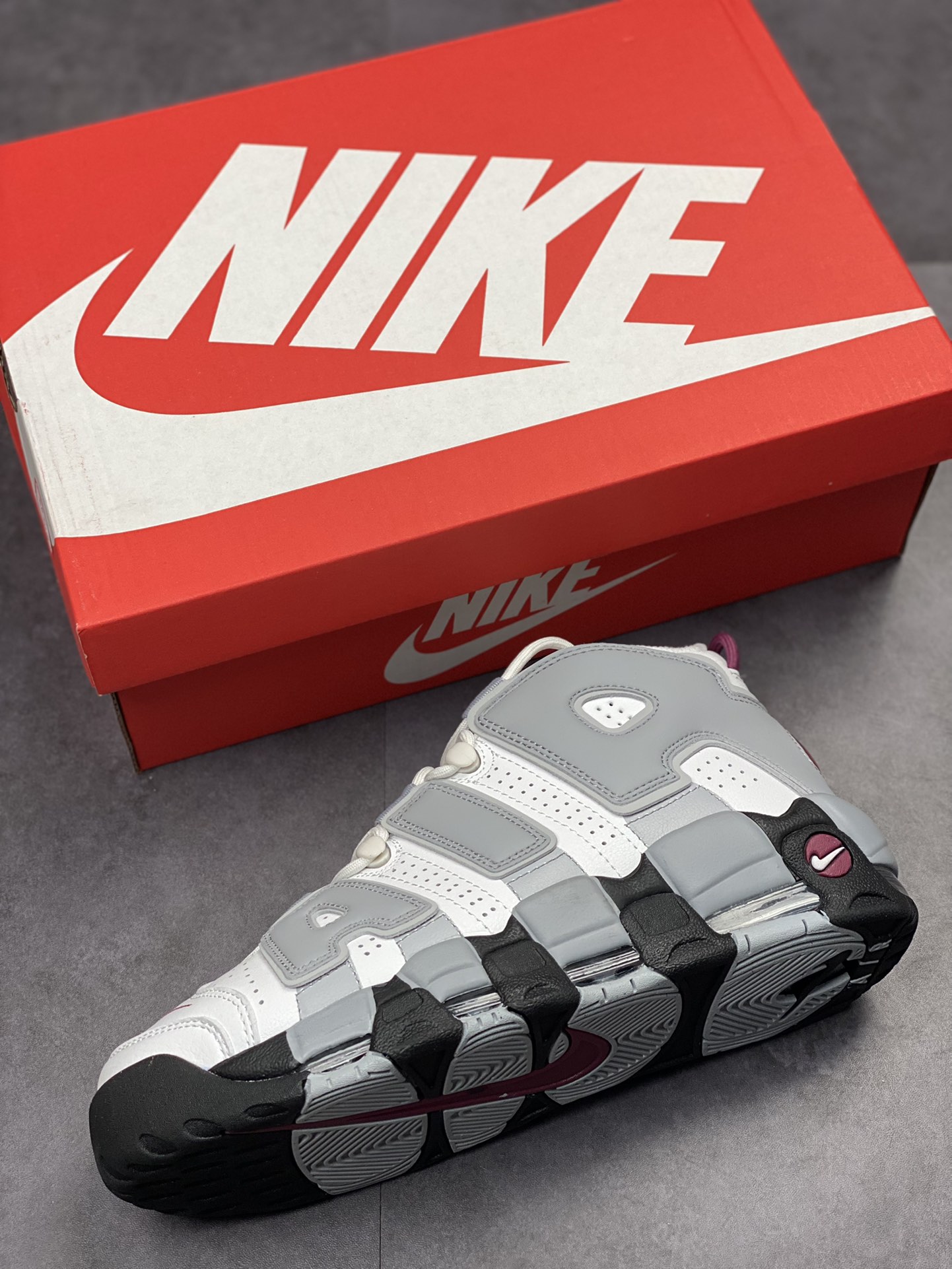 260 Air More Uptempo 白黑灰桑椹红 代表着历史最高版本皮蓬 DV1137-100