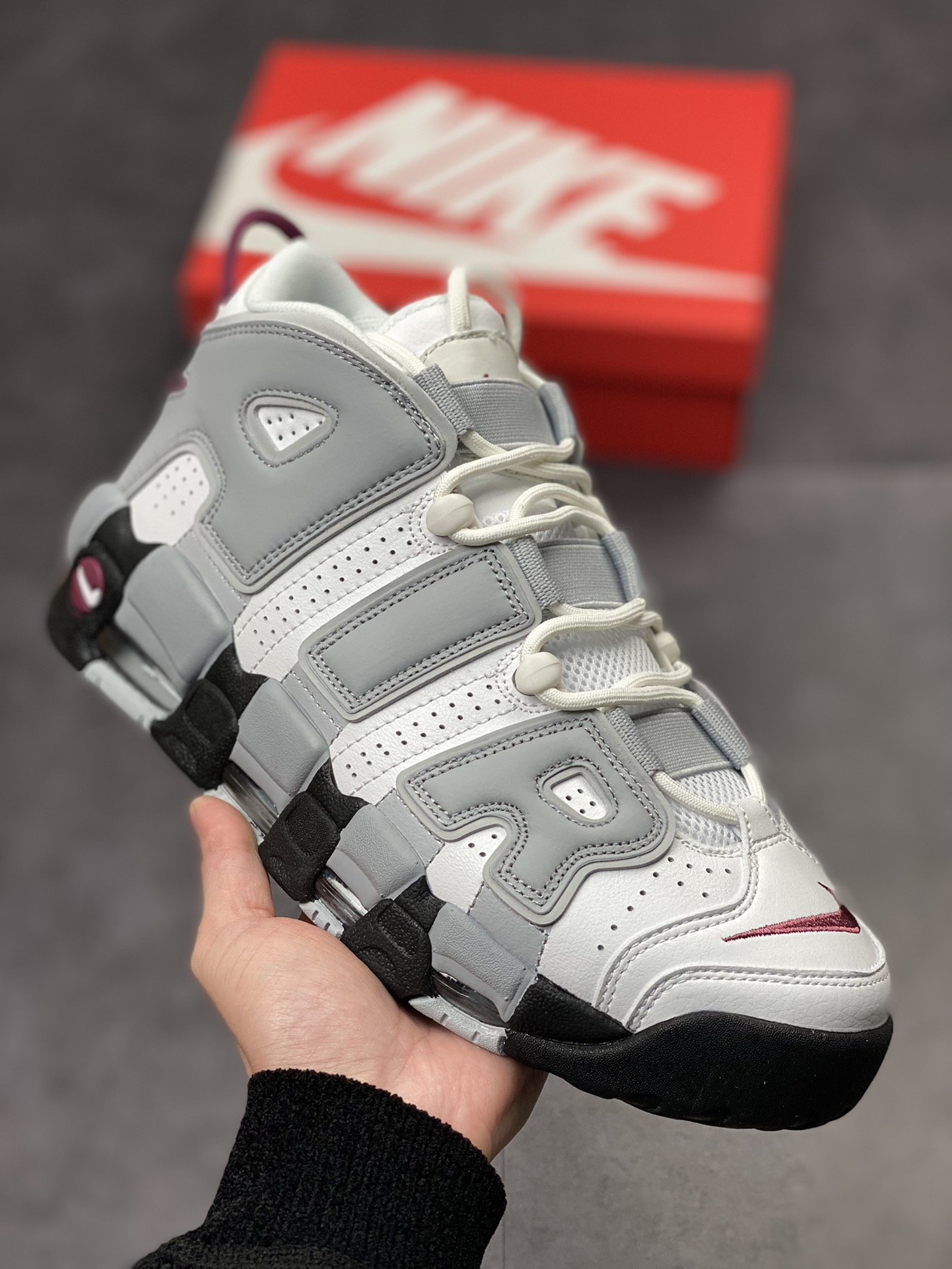 260 Air More Uptempo 白黑灰桑椹红 代表着历史最高版本皮蓬 DV1137-100