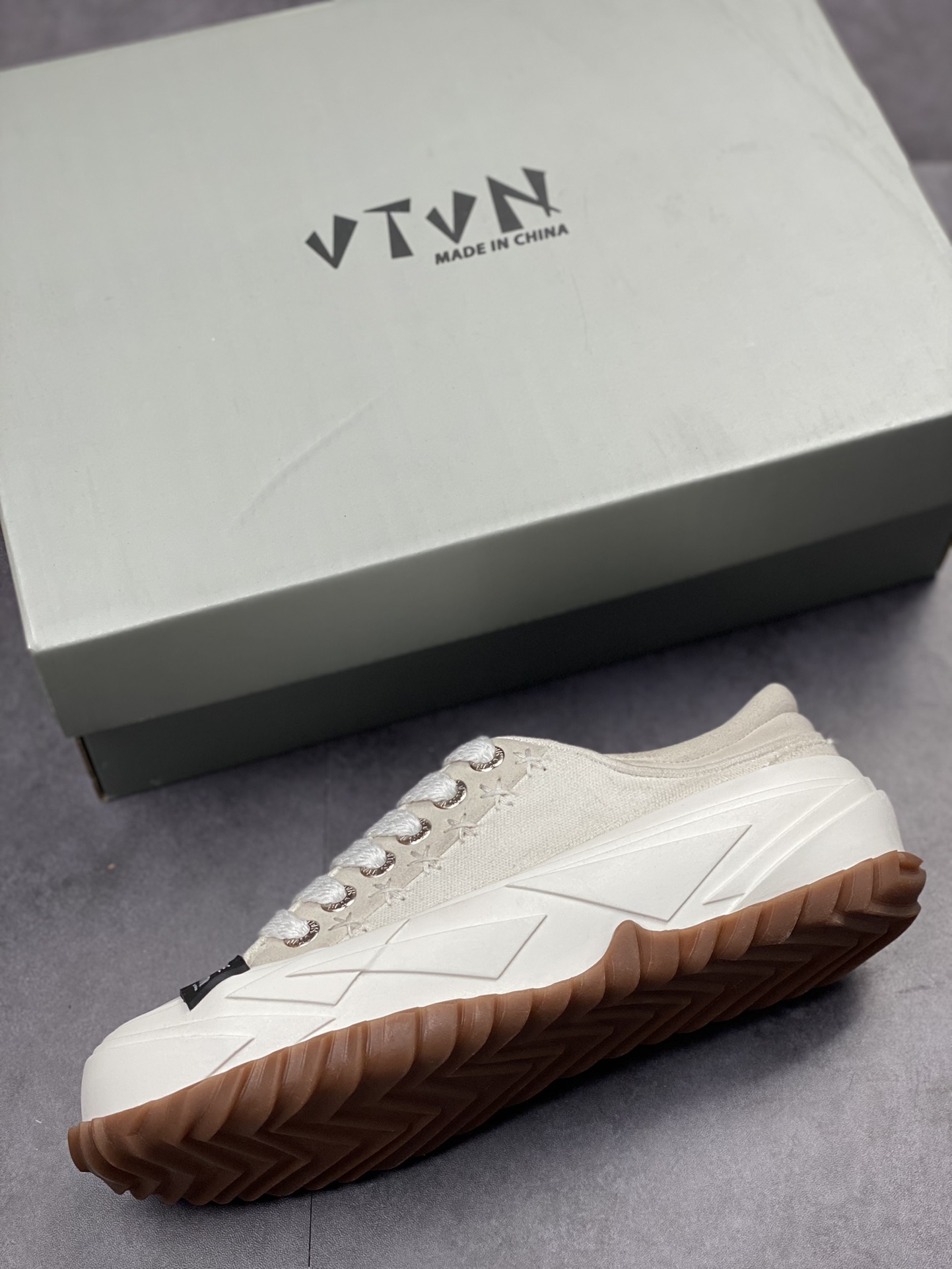 VTVN 2023 spring and summer new bread shoes VTVN gives up the rock punk style in the new season