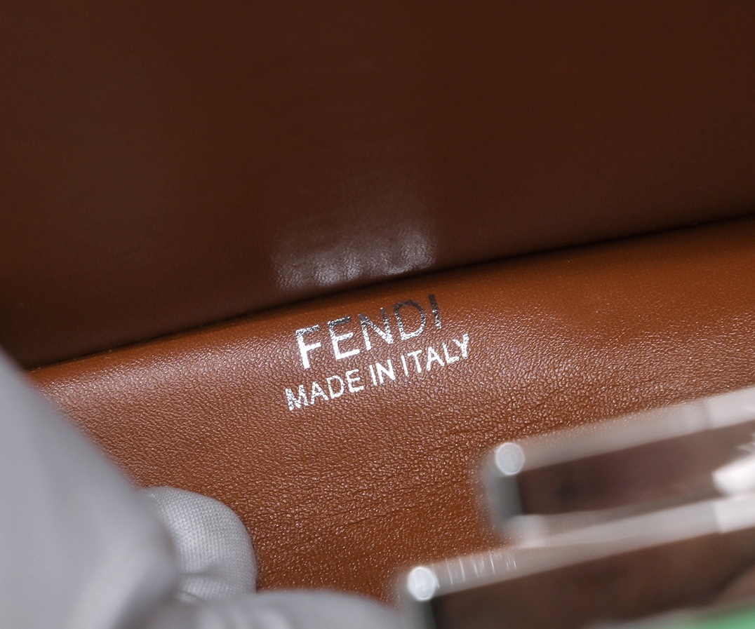 型号130鳄鱼纹黑色Fendi202