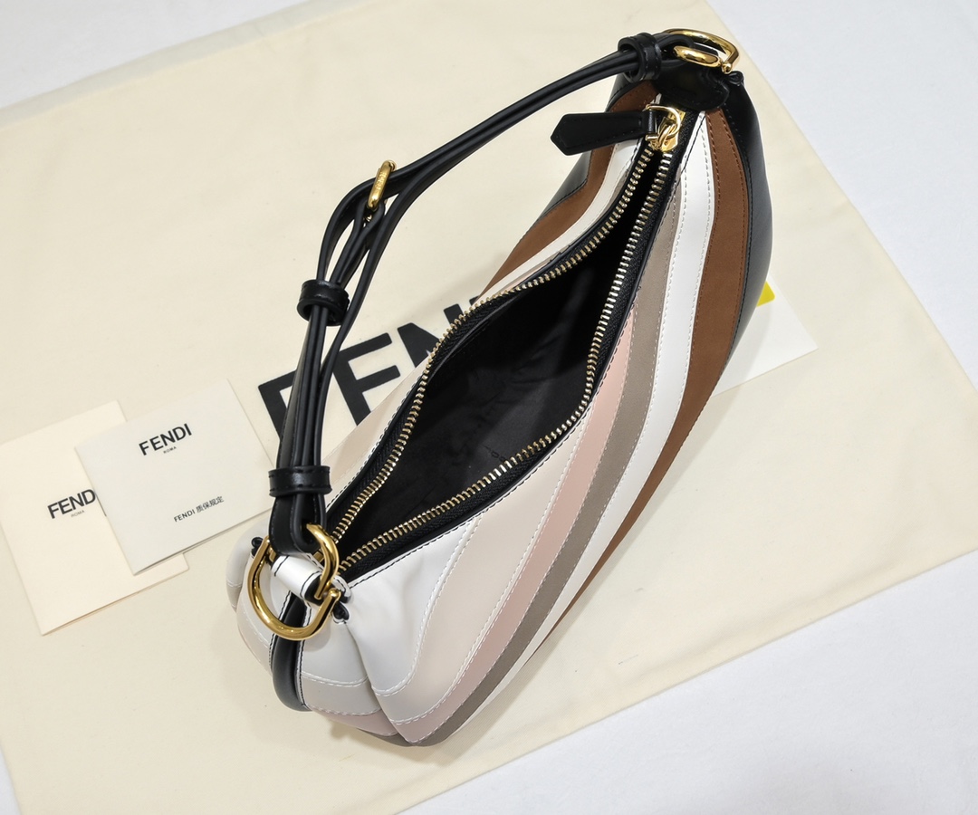 490  FENdi praphy腋下包 以月牙造型为特色