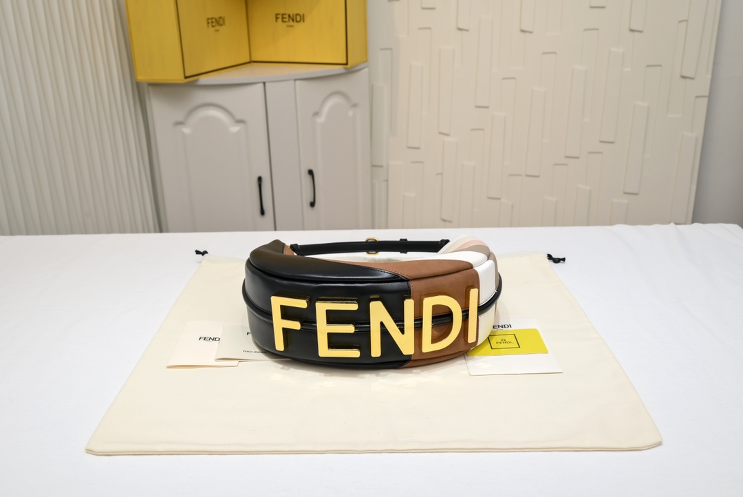 490  FENdi praphy腋下包 以月牙造型为特色