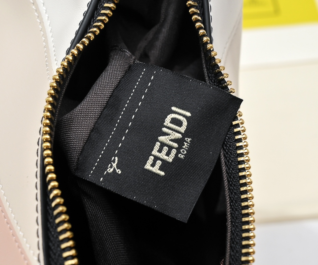 490  FENdi praphy腋下包 以月牙造型为特色