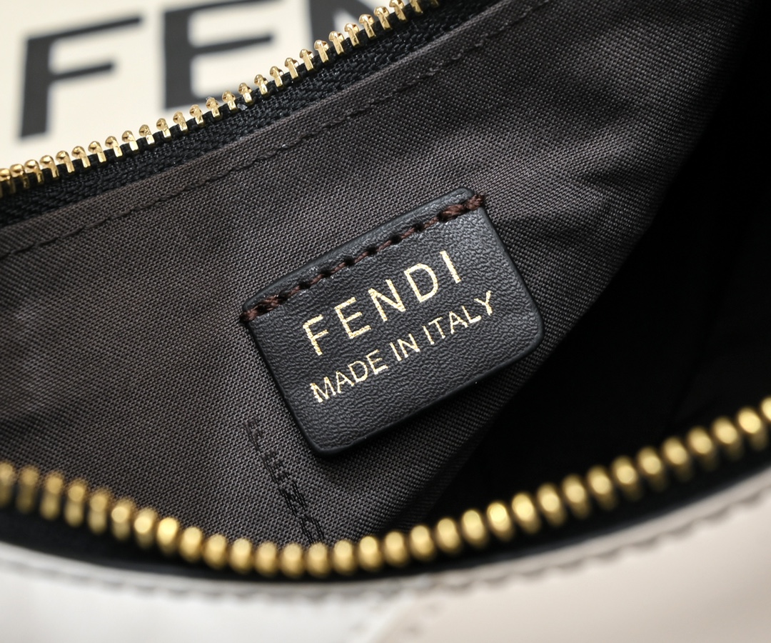 490  FENdi praphy腋下包 以月牙造型为特色