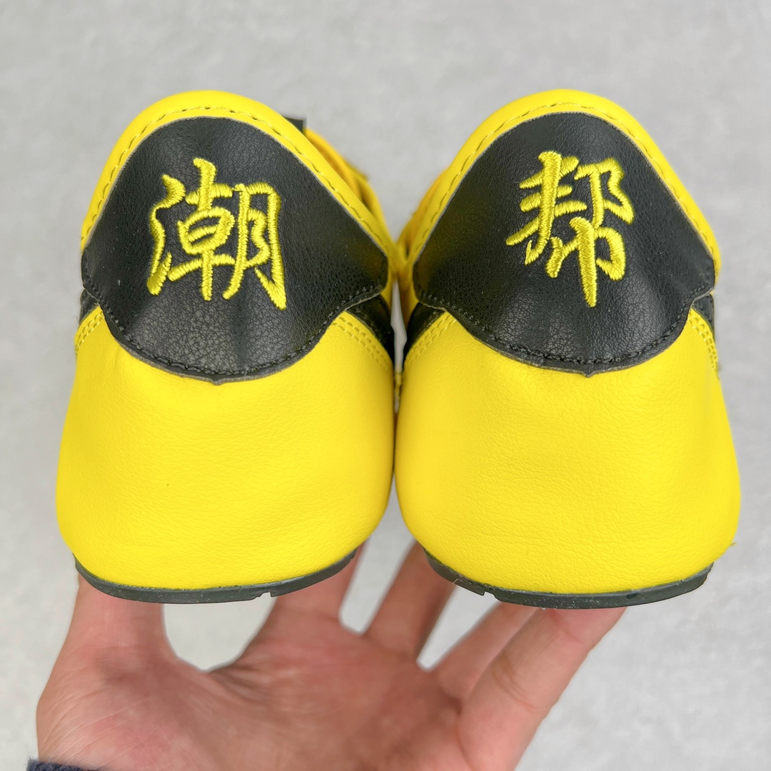 图片[5]-陈冠希Clot x NK Clotez \\\”Brush Lee\\\” 三合一 李小龙功夫 可拆卸潮流复古跑步功夫鞋阿甘鞋 联名黑黄 DZ3239-001 此次推出的 CLOT x NK Cortez 是即将发布的三款配色中的第二款 三合一设计既可以直接穿着 也可以拆开成为运动鞋和一脚蹬鞋 让人联想到功夫鞋 它配备了带阴阳符号和汉字“功”和“夫”(功夫）刺绣在鞋跟处的抽绳紧固系统 这双鞋是一款室内鞋 采用黄色皮革鞋面和黑色Swooshes 而哑光黑色便鞋采用功夫鞋风格的轮廓 锯齿底部提供抓地力 每款\\\”Clotez”均配有可拆卸鞋垫 让便鞋更加舒适 尺码：36 36.5 37.5 38 38.5 39 40 40.5 41 42 42.5 43 44 44.5 45 46-选品中心