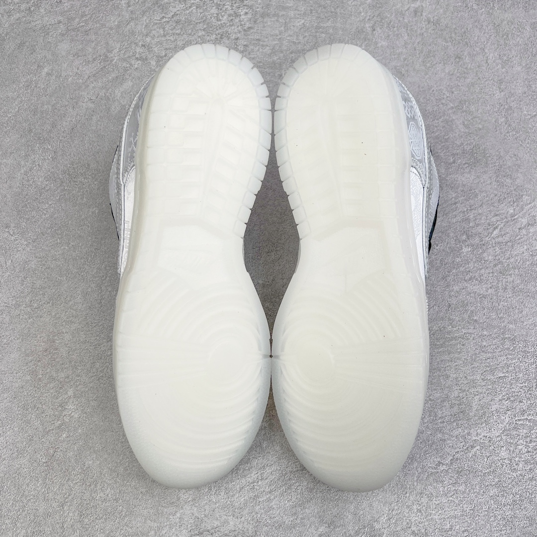 图片[7]-＃AY/GZ纯原福利 Clot x Fragment x NK Dunk Low 藤原浩三方联名白丝绸 货号：FN0315-110 从图中可以看到鞋身整体以\\\”丝绸\\\”材质打造，并且同样带有暗纹细节。…不是说好了十年之内无丝绸吗？此外在鞋带孔、内衬部分采用黑色皮革打造，鞋垫上则是CLOT 20周年以及藤原浩的\\\”闪电\\\” Logo。后跟处则分别带有CLOT以及FRGMT字样，彰显联名身份！鞋底也采用了特殊的半透明中底和外底设计，与鞋身配色相呼应。尺码：36 36.5 37.5 38 38.5 39 40 40.5 41 42 42.5 43 44 44.5 45 46 47.5-选品中心