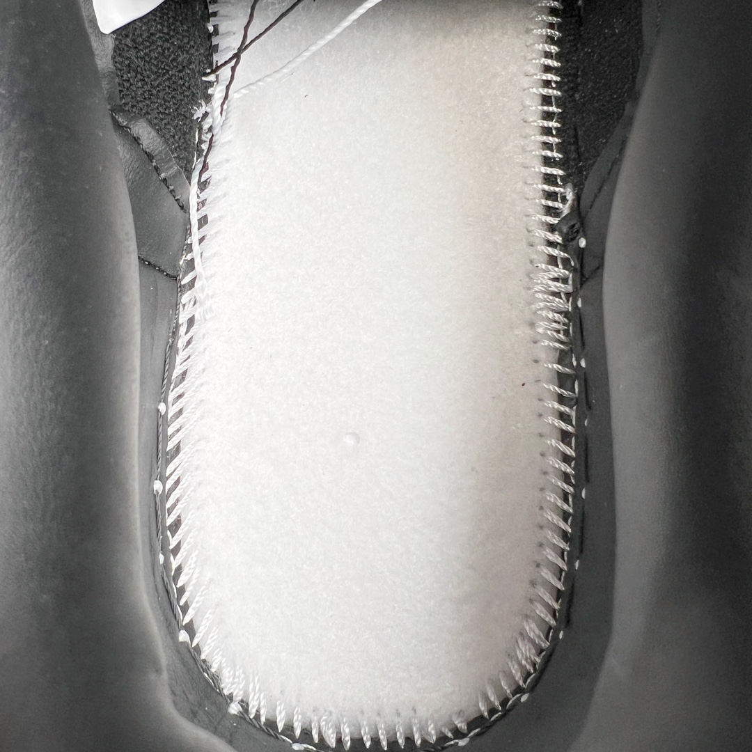 图片[8]-＃AY/GZ纯原福利 Clot x Fragment x NK Dunk Low 藤原浩三方联名白丝绸 货号：FN0315-110 从图中可以看到鞋身整体以\\\”丝绸\\\”材质打造，并且同样带有暗纹细节。…不是说好了十年之内无丝绸吗？此外在鞋带孔、内衬部分采用黑色皮革打造，鞋垫上则是CLOT 20周年以及藤原浩的\\\”闪电\\\” Logo。后跟处则分别带有CLOT以及FRGMT字样，彰显联名身份！鞋底也采用了特殊的半透明中底和外底设计，与鞋身配色相呼应。尺码：36 36.5 37.5 38 38.5 39 40 40.5 41 42 42.5 43 44 44.5 45 46 47.5-选品中心