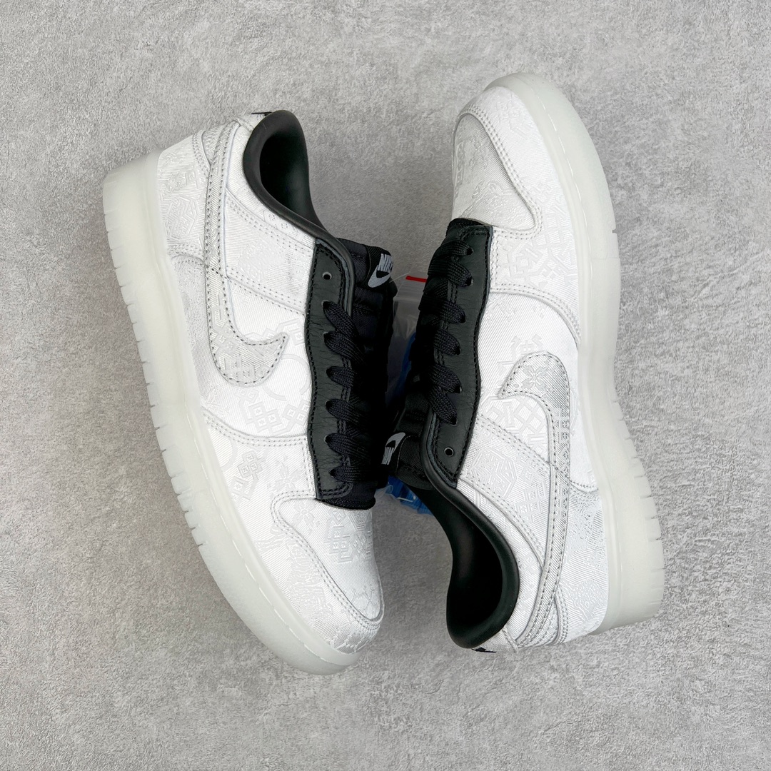 图片[3]-＃AY/GZ纯原福利 Clot x Fragment x NK Dunk Low 藤原浩三方联名白丝绸 货号：FN0315-110 从图中可以看到鞋身整体以\\\”丝绸\\\”材质打造，并且同样带有暗纹细节。…不是说好了十年之内无丝绸吗？此外在鞋带孔、内衬部分采用黑色皮革打造，鞋垫上则是CLOT 20周年以及藤原浩的\\\”闪电\\\” Logo。后跟处则分别带有CLOT以及FRGMT字样，彰显联名身份！鞋底也采用了特殊的半透明中底和外底设计，与鞋身配色相呼应。尺码：36 36.5 37.5 38 38.5 39 40 40.5 41 42 42.5 43 44 44.5 45 46 47.5-选品中心