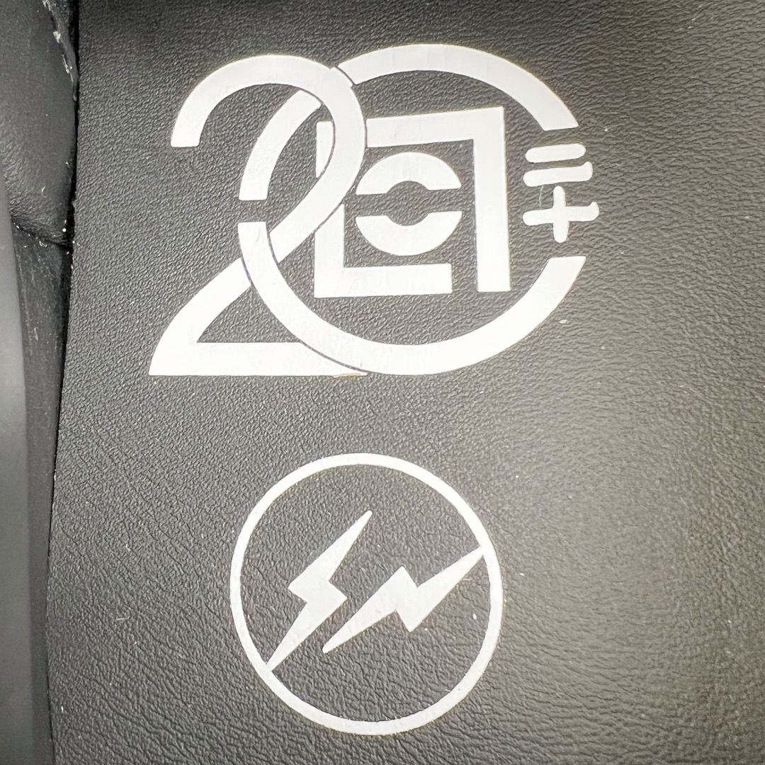 图片[9]-＃AY/GZ纯原福利 Clot x Fragment x NK Dunk Low 藤原浩三方联名白丝绸 货号：FN0315-110 从图中可以看到鞋身整体以\\\”丝绸\\\”材质打造，并且同样带有暗纹细节。…不是说好了十年之内无丝绸吗？此外在鞋带孔、内衬部分采用黑色皮革打造，鞋垫上则是CLOT 20周年以及藤原浩的\\\”闪电\\\” Logo。后跟处则分别带有CLOT以及FRGMT字样，彰显联名身份！鞋底也采用了特殊的半透明中底和外底设计，与鞋身配色相呼应。尺码：36 36.5 37.5 38 38.5 39 40 40.5 41 42 42.5 43 44 44.5 45 46 47.5-选品中心