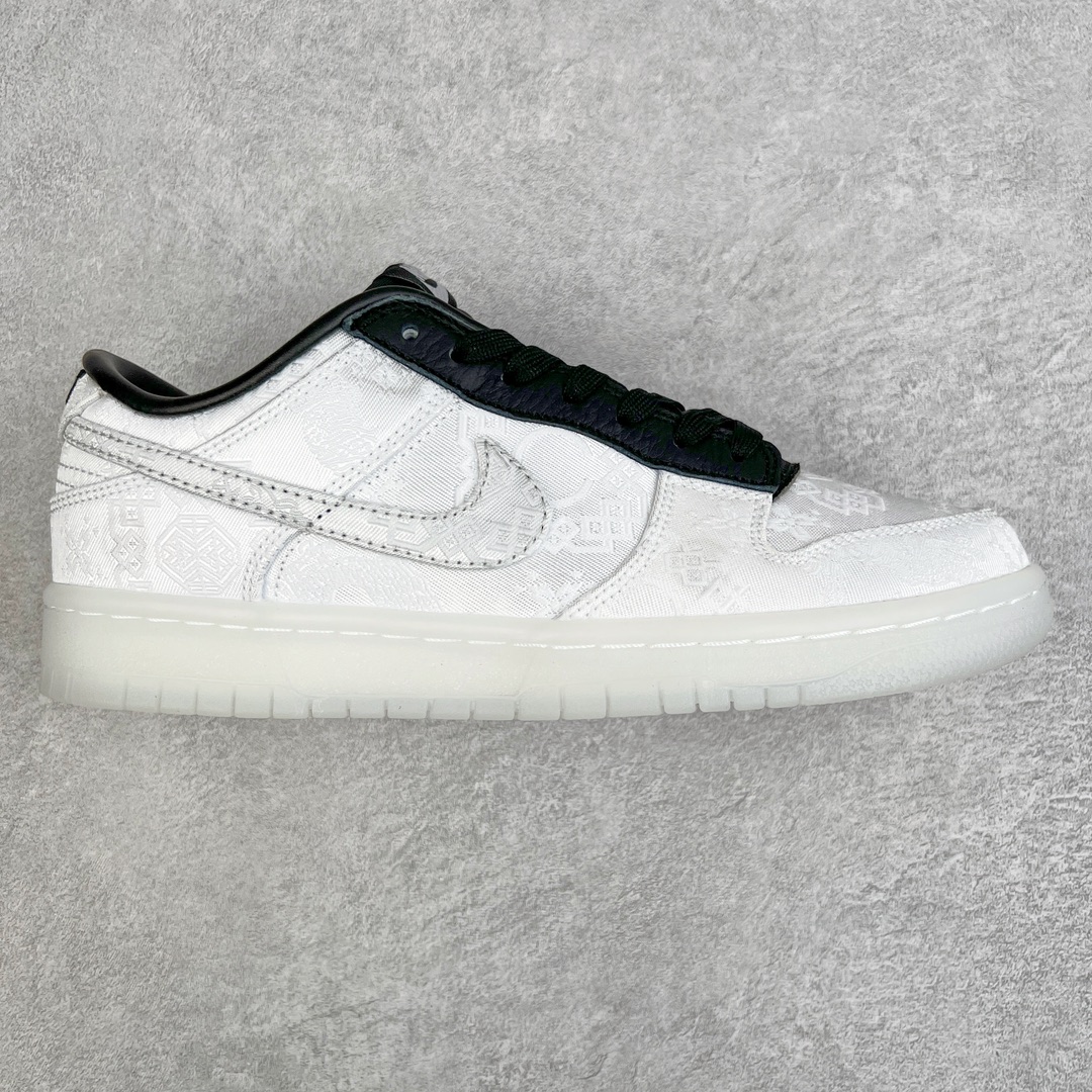 ＃AY/GZ纯原福利 Clot x Fragment x NK Dunk Low 藤原浩三方联名白丝绸 货号：FN0315-110 从图中可以看到鞋身整体以\\\”丝绸\\\”材质打造，并且同样带有暗纹细节。…不是说好了十年之内无丝绸吗？此外在鞋带孔、内衬部分采用黑色皮革打造，鞋垫上则是CLOT 20周年以及藤原浩的\\\”闪电\\\” Logo。后跟处则分别带有CLOT以及FRGMT字样，彰显联名身份！鞋底也采用了特殊的半透明中底和外底设计，与鞋身配色相呼应。尺码：36 36.5 37.5 38 38.5 39 40 40.5 41 42 42.5 43 44 44.5 45 46 47.5-选品中心