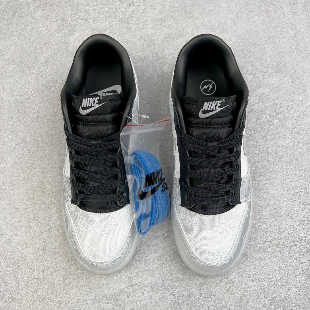 图片[2]-＃AY/GZ纯原福利 Clot x Fragment x NK Dunk Low 藤原浩三方联名白丝绸 货号：FN0315-110 从图中可以看到鞋身整体以\\\”丝绸\\\”材质打造，并且同样带有暗纹细节。…不是说好了十年之内无丝绸吗？此外在鞋带孔、内衬部分采用黑色皮革打造，鞋垫上则是CLOT 20周年以及藤原浩的\\\”闪电\\\” Logo。后跟处则分别带有CLOT以及FRGMT字样，彰显联名身份！鞋底也采用了特殊的半透明中底和外底设计，与鞋身配色相呼应。尺码：36 36.5 37.5 38 38.5 39 40 40.5 41 42 42.5 43 44 44.5 45 46 47.5-选品中心