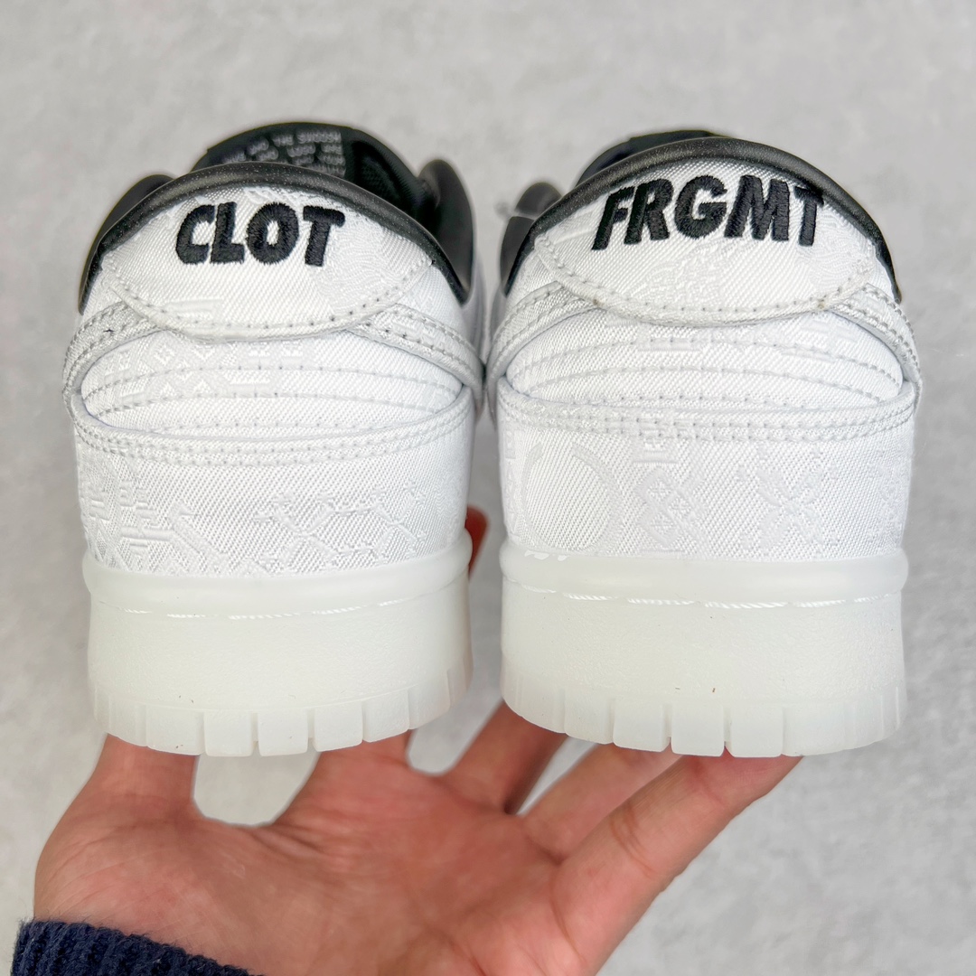 图片[6]-＃AY/GZ纯原福利 Clot x Fragment x NK Dunk Low 藤原浩三方联名白丝绸 货号：FN0315-110 从图中可以看到鞋身整体以\\\”丝绸\\\”材质打造，并且同样带有暗纹细节。…不是说好了十年之内无丝绸吗？此外在鞋带孔、内衬部分采用黑色皮革打造，鞋垫上则是CLOT 20周年以及藤原浩的\\\”闪电\\\” Logo。后跟处则分别带有CLOT以及FRGMT字样，彰显联名身份！鞋底也采用了特殊的半透明中底和外底设计，与鞋身配色相呼应。尺码：36 36.5 37.5 38 38.5 39 40 40.5 41 42 42.5 43 44 44.5 45 46 47.5-选品中心