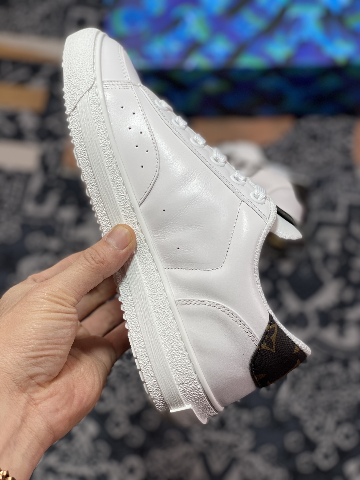 LV has shipped high-end customized shoe uppers imported from Italy with diamond pattern calfskin and nappa pattern calfskin