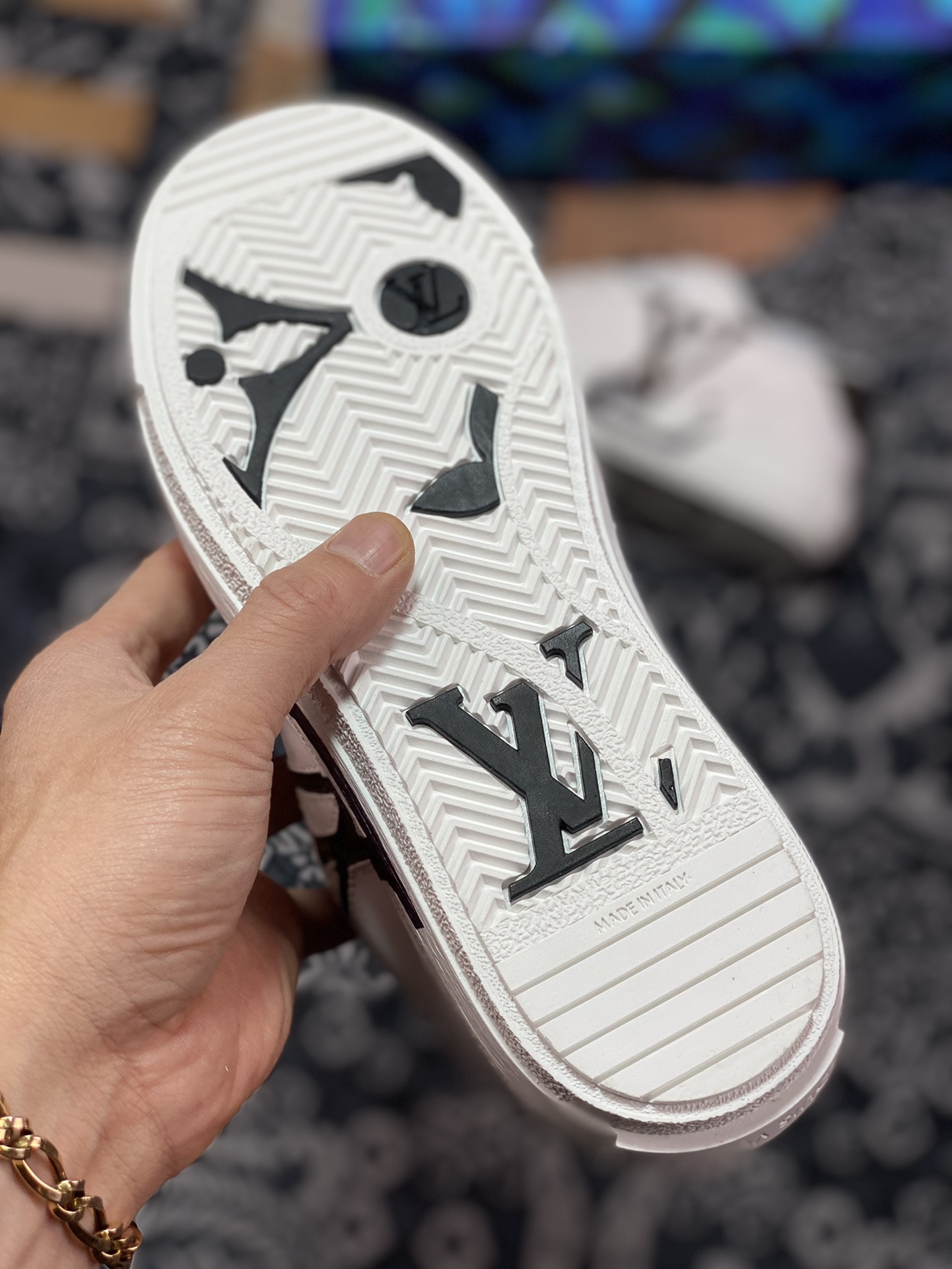 LV has shipped high-end customized shoe uppers imported from Italy with diamond pattern calfskin and nappa pattern calfskin