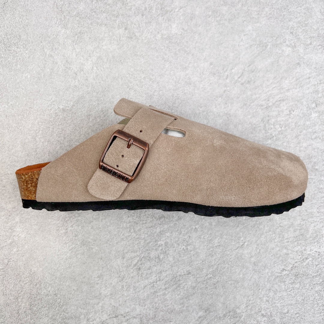 零售💰250 ＃DC Birkenstock Boston VL 勃肯软木底包头拖鞋 天鹅绒般的绒面革赋子休闲的经典外观 四季皆宜 柔软的鞋床采用额外的泡沫缓冲层 提供额外的舒适感和全天支撑 全网独家首发 源于德国的严谨工艺  牛巴戎面 中层松木 EVA 三层组合大底 优质牛皮面料五金扣 出口订单 尺码：35-44 编码：by2936050-运动鞋