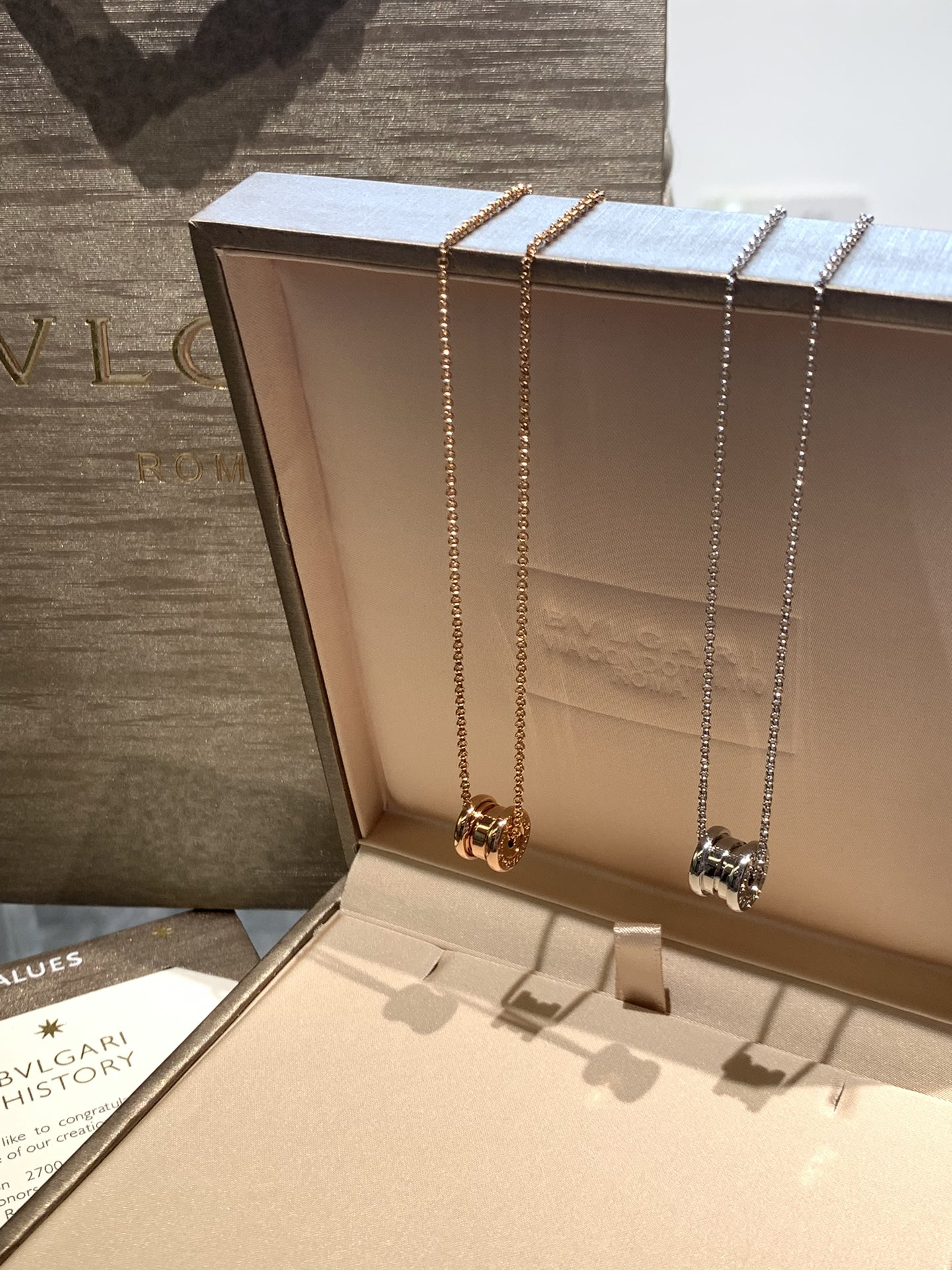 NO:631724,88250 [BVLG@RI small mini diamond-free spring necklace] · Classic two colors of rose gold and platinum · The metal spring piece is customized from abroad. It is a heavy spring with consistent, delicate and compressible rebound feeling and perfect texture. · The lettering on both sides of the spring is carved by CNC. It cannot be solved by a simple steel stamp. The lettering is large and deeply recessed, and must be molded separately.  The entry-level model of B Baojia, the zero spring necklace is really classic and beautiful, and it is incomparably handsome when paired with men. The more classic the model, the more exquisite the craftsmanship and details. It can be said that there are too few versions of this necklace. Either it is ceramic wide, or the ceramic is made in China. Even K gold products from Shuibei have the same problem!  Let’s take a look at the details of version Z for yourself. Without further ado, don’t hesitate to get the first-hand price of the max version, Bottega Veneta, Bvlgari, Necklace, Cartier high-end jewelry.1986090988250【BVLG@RI小号mini无钻弹簧项链】 ·玫瑰金铂金经典两色 ·金属弹簧片是别从国外定制回来的,沉甸甸的一颗弹簧,一致z细腻可压缩的回弹感完美质感 ·弹簧两边刻字都是cnc精雕出来的,不是简单钢印就可解决的,刻字大且凹陷很深,必须单独出模 B宝家的入门款,zero弹簧项链真的太太经典,太太好看,跟男票搭配也是无敌帅了.越是经典款越是考究工艺和细节,可以说这款项链外面对版的太少了 要么就是陶瓷宽 要么陶瓷就是国产的那种 就连水贝的K金货也是一样通病！我们对版Z 细节自己看,不啰嗦,最max版本的一手价格别犹豫,,bottega veneta,bvlgari,necklace,卡迪亚高端饰品,Jewelry