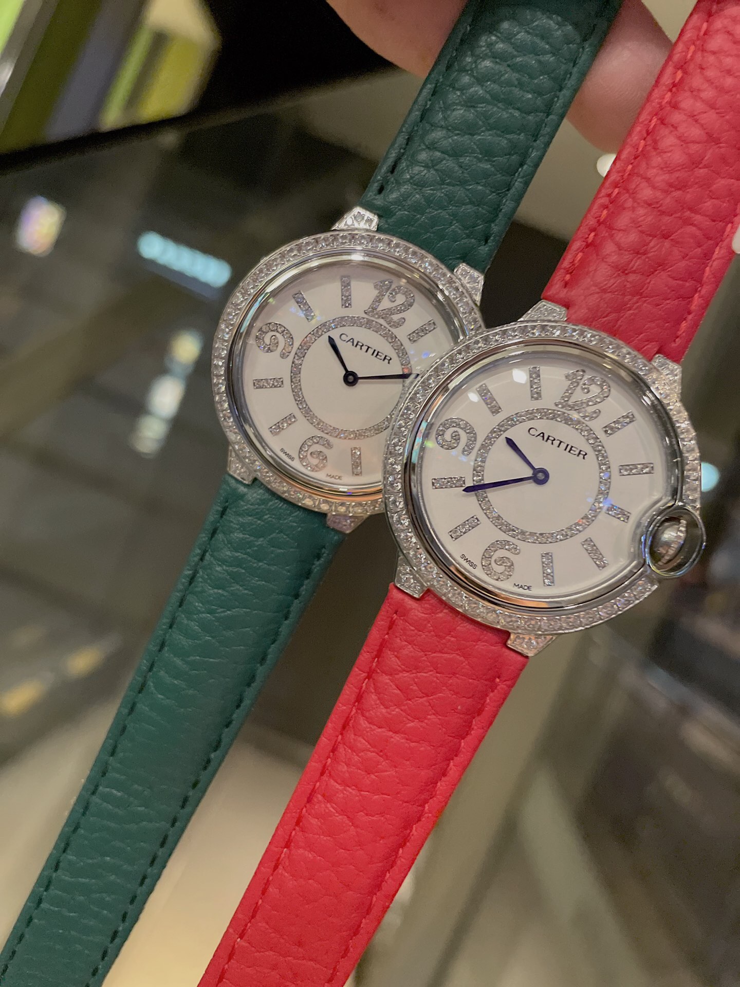 Cartier New新款卡地亚蓝气球系列 单排钻石四角钻 进口荔枝纹皮柔软舒适 最新款珠宝镶钻真钉设计风格 贝壳面镶钻表盘、浮现出奢华效果 实物超美 瑞士石英机芯尺寸36mm