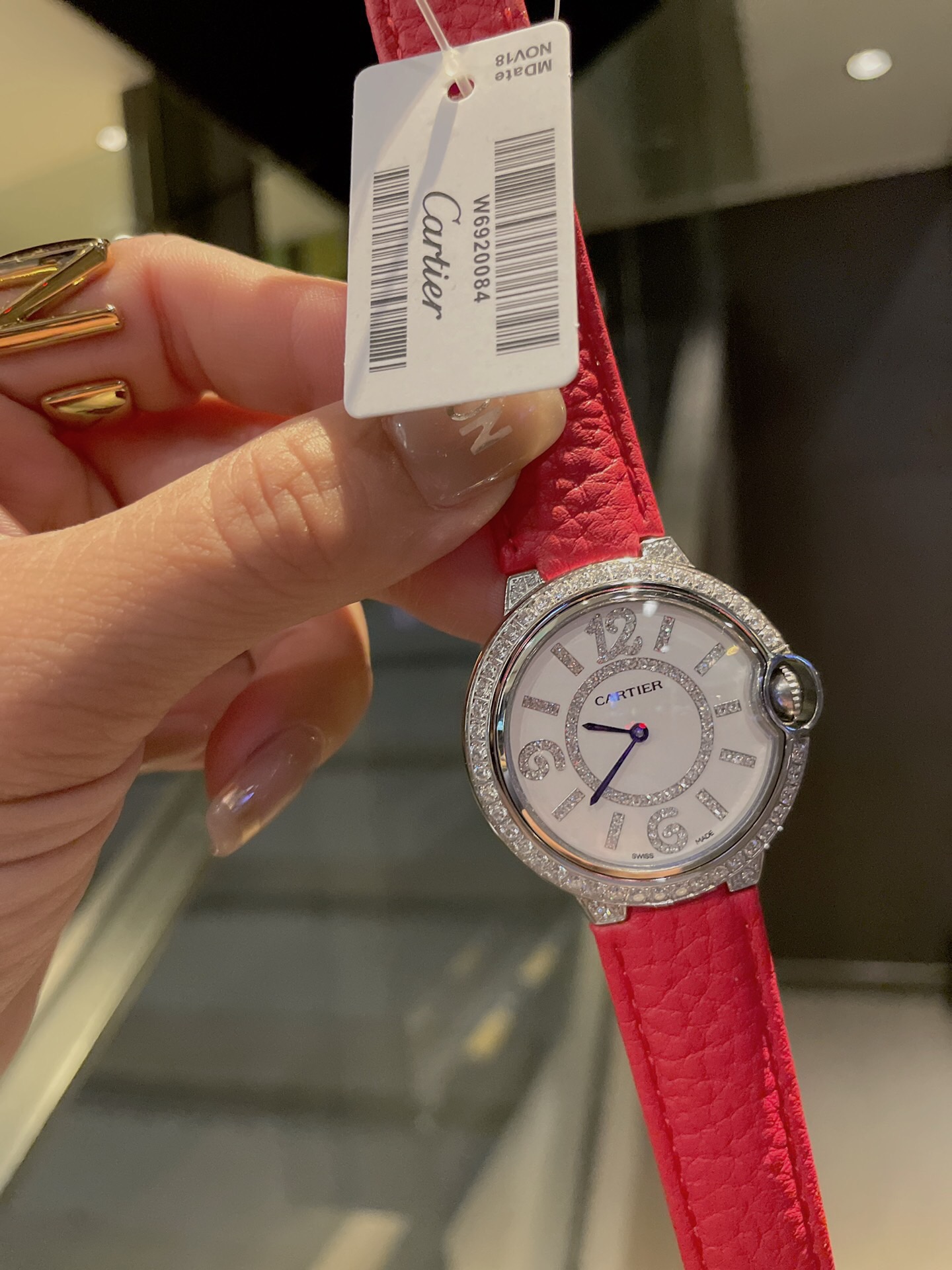 Cartier New新款卡地亚蓝气球系列 单排钻石四角钻 进口荔枝纹皮柔软舒适 最新款珠宝镶钻真钉设计风格 贝壳面镶钻表盘、浮现出奢华效果 实物超美 瑞士石英机芯尺寸36mm