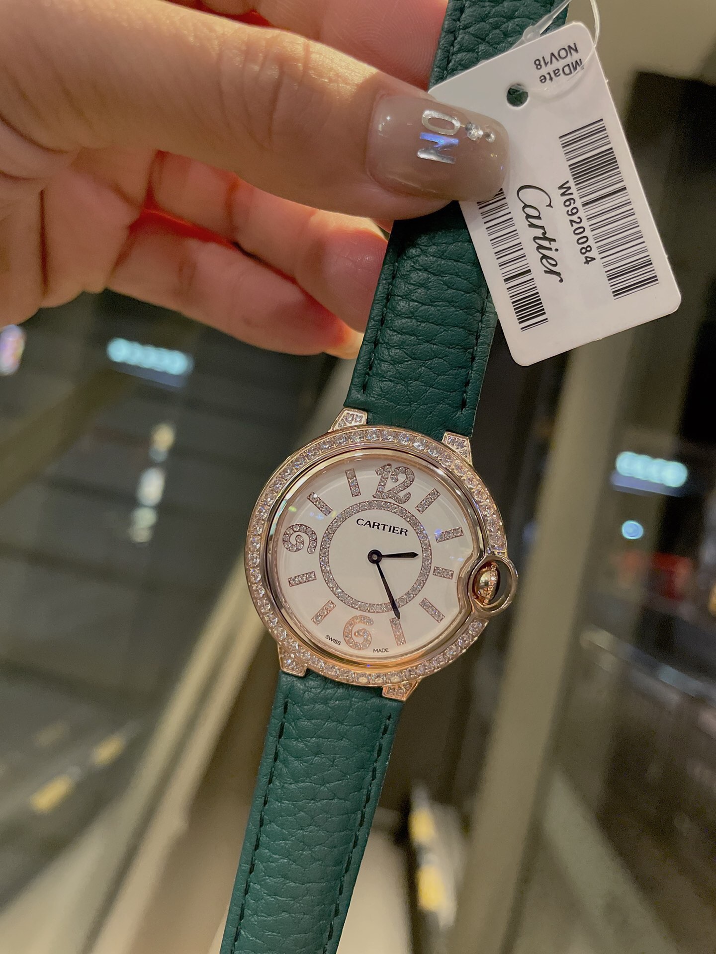 Cartier New新款卡地亚蓝气球系列 单排钻石四角钻 进口荔枝纹皮柔软舒适 最新款珠宝镶钻真钉设计风格 贝壳面镶钻表盘、浮现出奢华效果 实物超美 瑞士石英机芯尺寸36mm