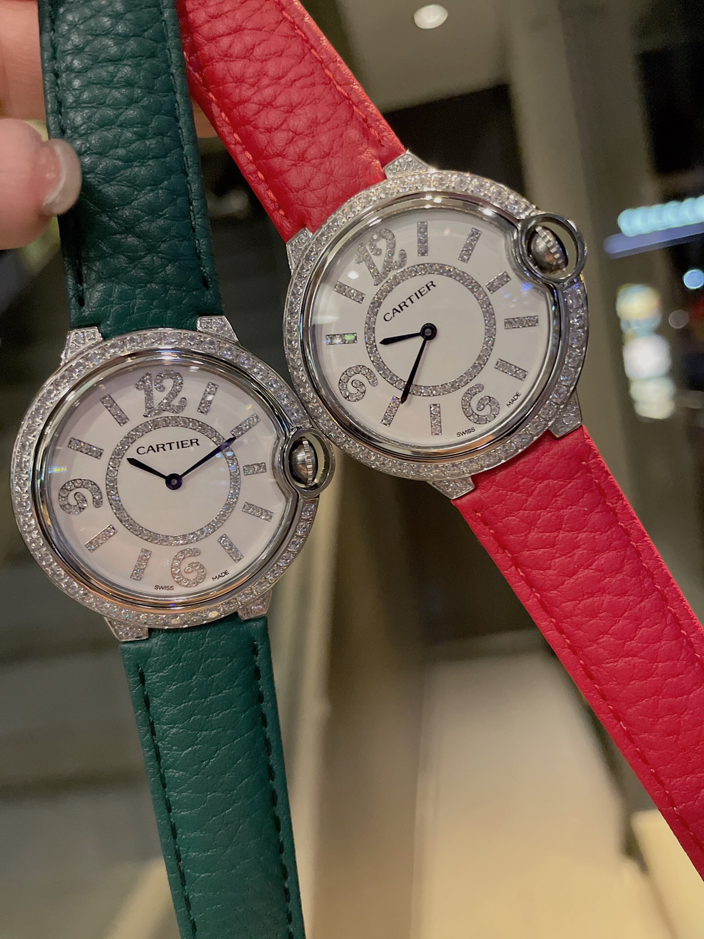 Cartier New新款卡地亚蓝气球系列 单排钻石四角钻 进口荔枝纹皮柔软舒适 最新款珠宝镶钻真钉设计风格 贝壳面镶钻表盘、浮现出奢华效果 实物超美 瑞士石英机芯尺寸36mm
