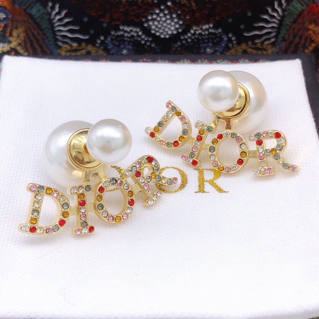 ❤️85包邮/原单代购级别
编号DED0117
❤️新品❗☀原单货 ☀2021新款DIOR迪奥彩钻字母珍珠耳钉☀专柜一致黄铜材质   超级有质感.
