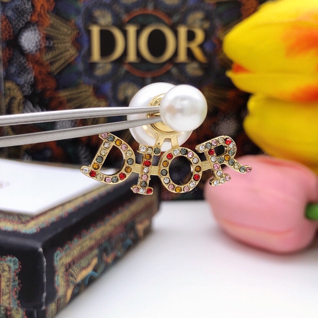❤️85包邮/原单代购级别
编号DED0117
❤️新品❗☀原单货 ☀2021新款DIOR迪奥彩钻字母珍珠耳钉☀专柜一致黄铜材质   超级有质感.