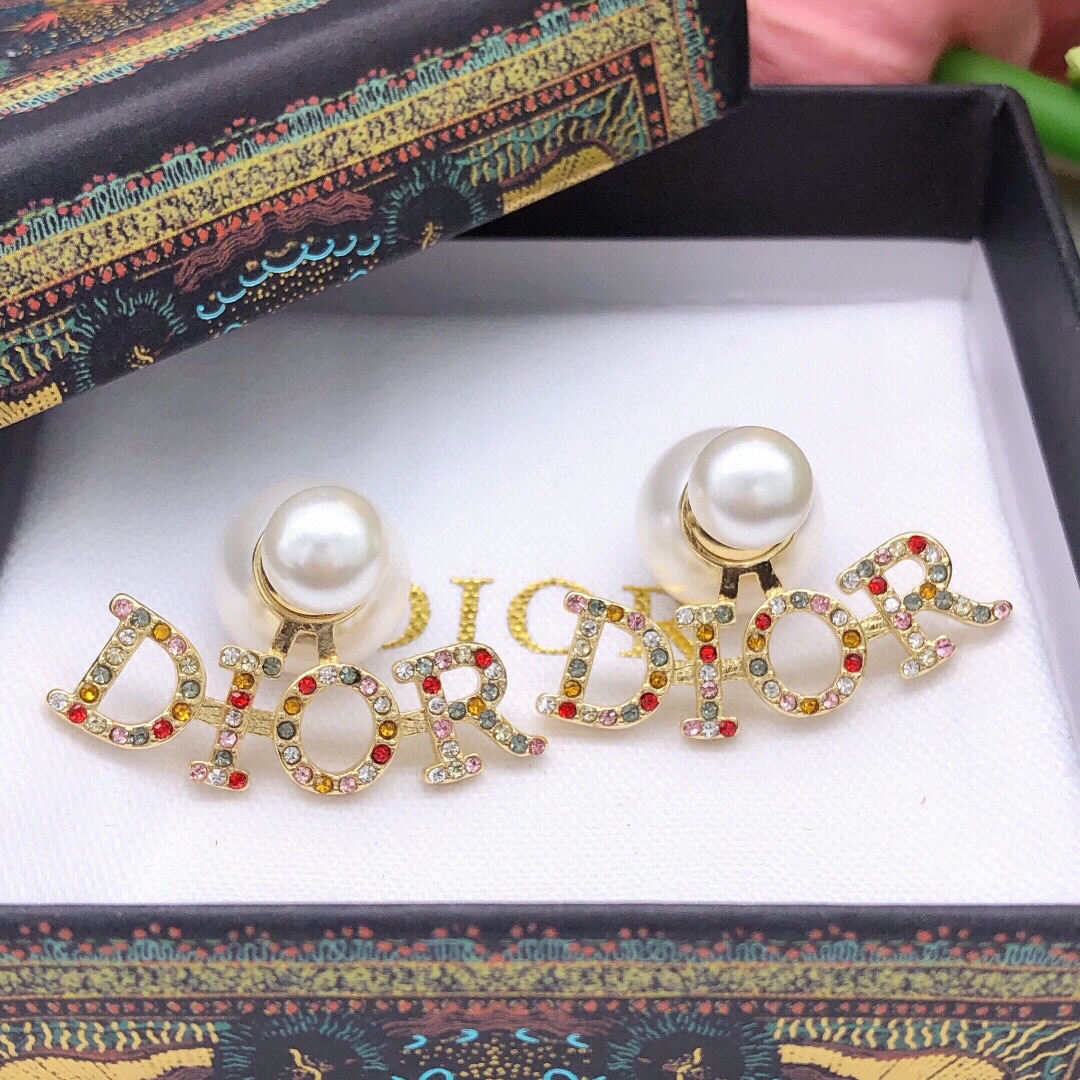 ❤️85包邮/原单代购级别
编号DED0117
❤️新品❗☀原单货 ☀2021新款DIOR迪奥彩钻字母珍珠耳钉☀专柜一致黄铜材质   超级有质感.