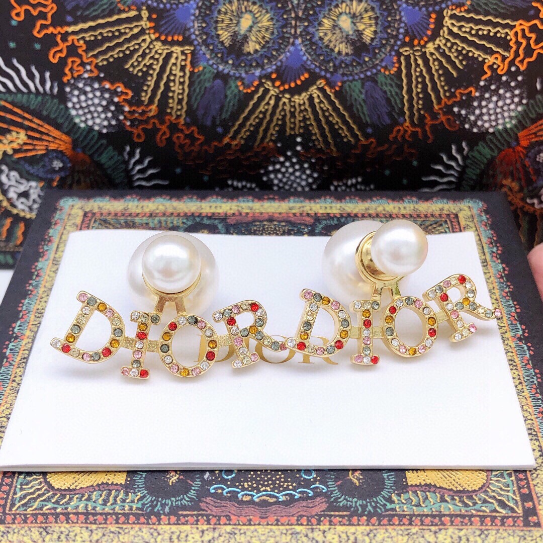 ❤️85包邮/原单代购级别
编号DED0117
❤️新品❗☀原单货 ☀2021新款DIOR迪奥彩钻字母珍珠耳钉☀专柜一致黄铜材质   超级有质感.