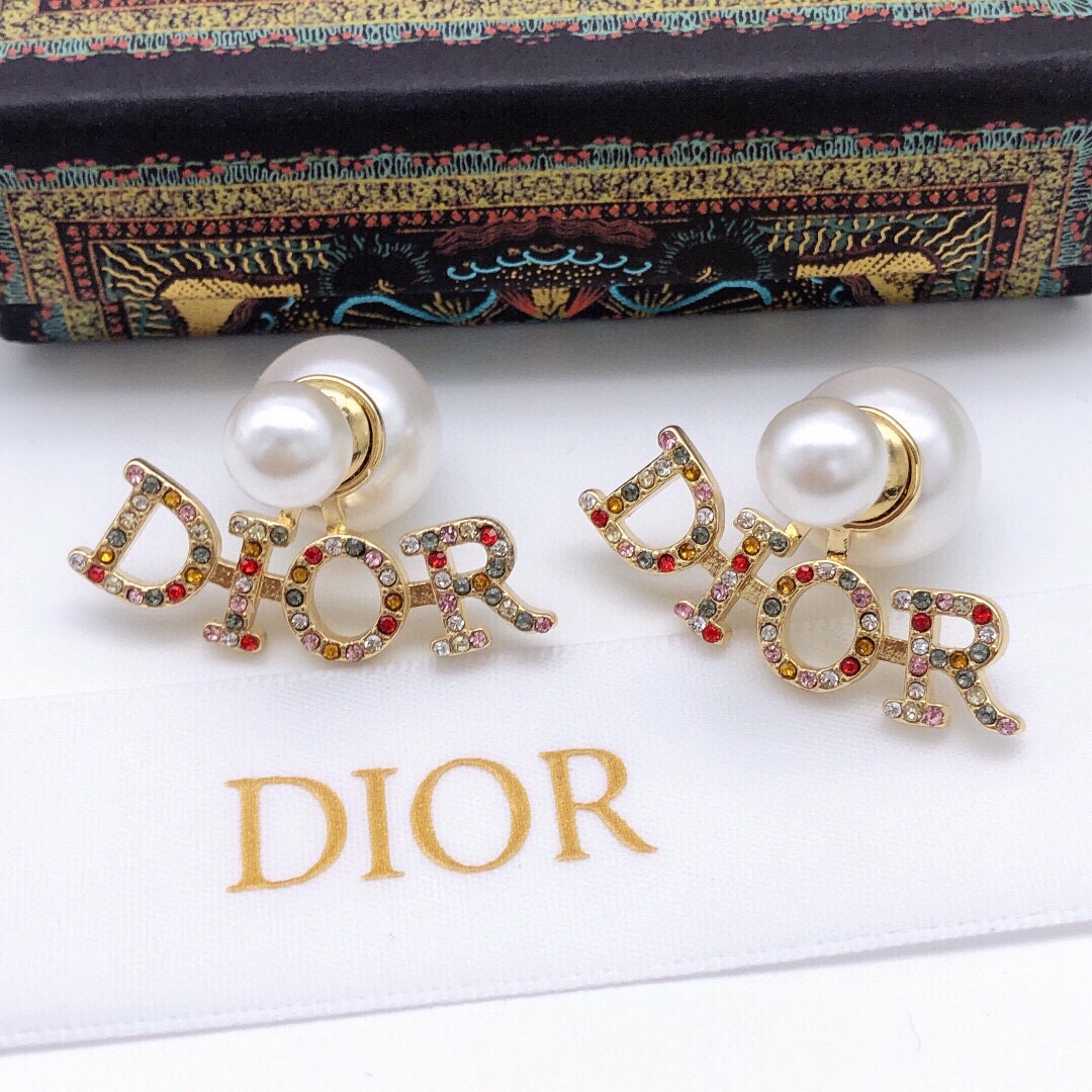 ❤️85包邮/原单代购级别
编号DED0117
❤️新品❗☀原单货 ☀2021新款DIOR迪奥彩钻字母珍珠耳钉☀专柜一致黄铜材质   超级有质感.