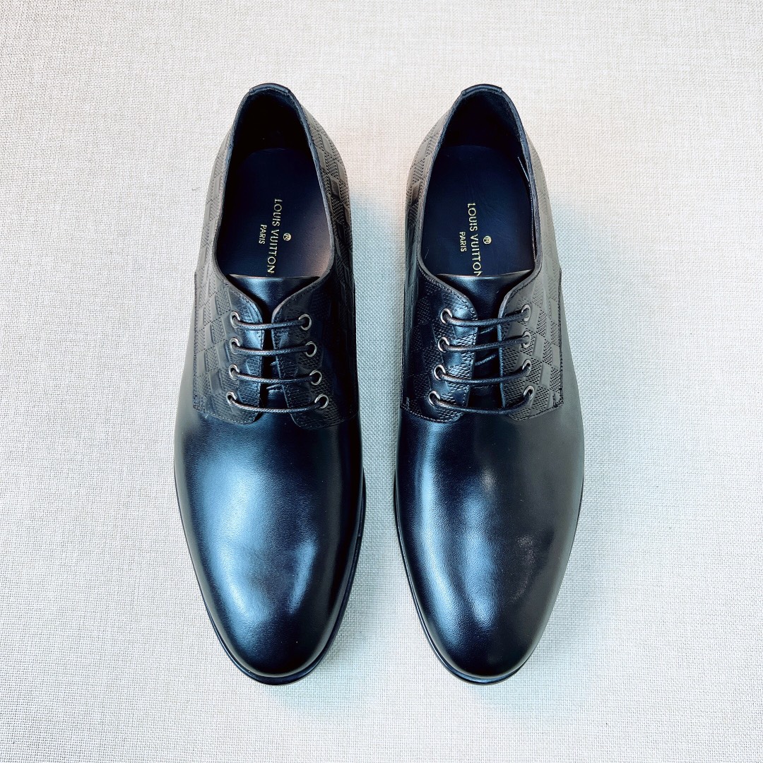 NO:679843,[L*] High-end boutique -Material - Imported cowhide as the fabric -Water-dyed cowhide lining feet -Original leather outsole -Fashionable, classic embossing -European style design, easy to match -Size 39-44 (customized at 38, 45, non-refundable and non-exchangeable) -,,cowhide,Leather soles19860909【L*】高端精品 -材质-面料原单进口牛皮 -水染牛皮内里垫脚 -原版真皮大底  -时尚大气,经典压纹 -欧味设计感十足,随意搭配 -Size 39-44（38,45定制不退不换） -,,cowhide,Leather soles,Men's shoes