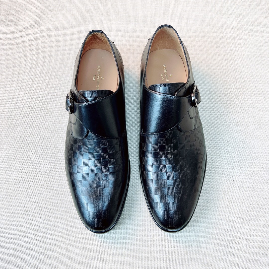 NO:679850,[L*] High-end boutique -Material - Imported cowhide as the fabric -Water-dyed cowhide lining feet -Original leather outsole -Fashionable, classic embossing -European style design, easy to match -Size 39-44 (customized at 38, 45, non-refundable and non-exchangeable) -,,cowhide,Leather soles19860909【L*】高端精品 -材质-面料原单进口牛皮 -水染牛皮内里垫脚 -原版真皮大底 -时尚大气,经典压纹 -欧味设计感十足,随意搭配 -Size 39-44（38,45定制不退不换） -,,cowhide,Leather soles,Men's shoes