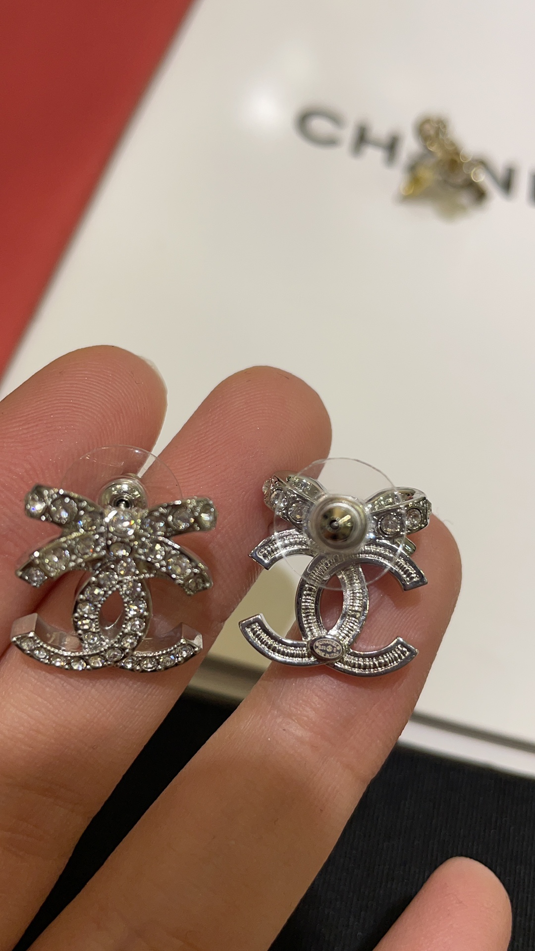 NO:633053,88160, the silver model arrived today. 23s new full diamond bow double C silver stud earrings. The small silver full diamond bow has a cool temperament. It is simple and suitable for daily wear. The more you look at it, the more beautiful it becomes ~ it is indeed the most popular one this season. Exclusively purchased from yb and customized. Swarovski diamond material, Cartier high-end jewelry1986090988160,今日到货银色款 23s新款满钻蝴蝶结双C银色耳钉 银色满钻小蝴蝶结自带清冷气质 简简单单很适合日常佩戴哦 越看越美～不愧是本季最爆的一款 独家购入yb定制 施华洛钻材质,,卡迪亚高端饰品,Jewelry