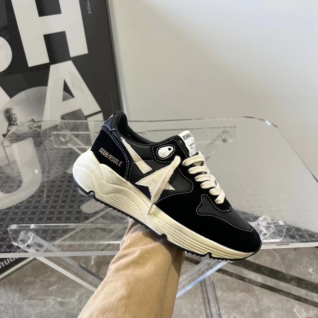 NO:171632,(Long-term goods. Order inquiry) Black sneakers, couples' top-level purchasing high-end version. Low-end, don't disturb the 2025 new GGDB RSOLE sneakers!  Xiaohongshu's popular GGDB/ Running Sole white mesh sports and casual shoes!  The flagship store bought the round version as soon as possible, and the details are not the release version, the exclusive quality is the original reproduction. Don’t get involved in the slag version. The original version is customized with the large-solar version!  A very easy-to-wear sneaker!  Both mesh and beige leather are customized!  The original color of the inner li!  Female: 35-41. Male 40-46 (male expensive 10.45. 46 custom-made, no return or exchange) The counter is upgraded simultaneously. New packaging. Original box. Graffiti white cloth bag, card, certificate. Tag, scan code to verify the official website, handbag 5 notes. Also equipped with color: black, white, brown, leopard print, diamond style, casual shoes/sports shoes, sneakers19860909（长期做货.订单询价） 黑色运动鞋情侣款顶级代购高版本.低端勿扰 2025新款GGDB RSOLE 运动鞋！ 小红书爆款GGDB/ Running Sole 白色网眼运动休闲鞋！ 旗舰店第一时间上就买了圆版 , 爆拆细节对版 不是放货版 独家品质 原版复刻. 渣渣版别来沾边 .大底原版开模定制！非常好穿的一款运动鞋！ 网布和米色皮都是定制的 ！内里原版色牛里！ 女: 35-41.男40-46（男贵10.45. 46定做不退换） 专柜同步升级新包装. 原版盒.涂鸦白布袋,卡片,证书. 吊牌,扫码官网验证,手提袋5备注另外配 颜色: 黑色,白色,棕色,豹纹,钻款,休闲鞋/运动鞋,sneakers,Women's Shoes
