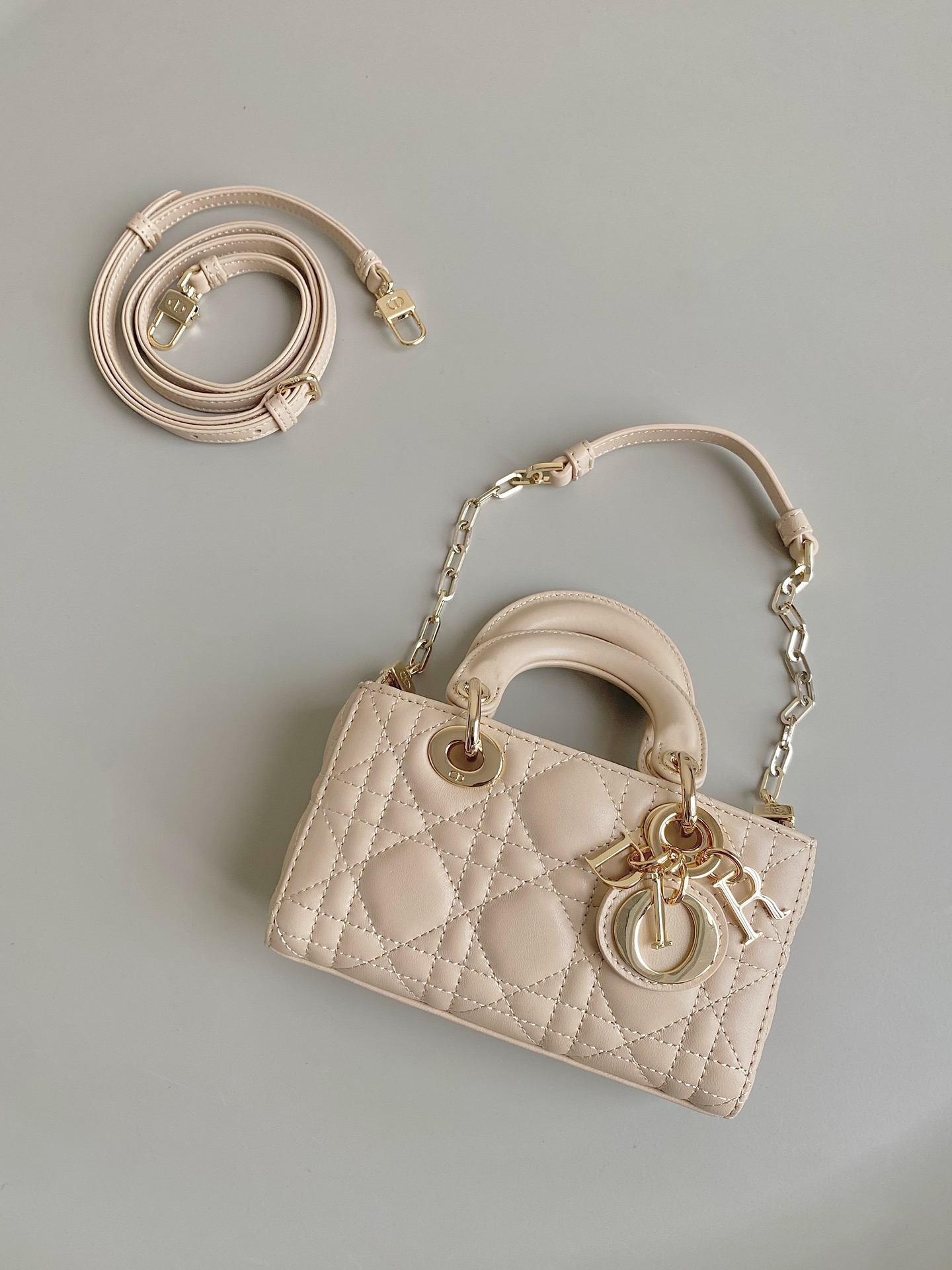Dior 沙粉 超迷你𝗗-𝗝𝗼𝘆 𝗯𝗮𝗴七夕爱心款 果然就是轮回 回归了一把中古戴妃长方包形
