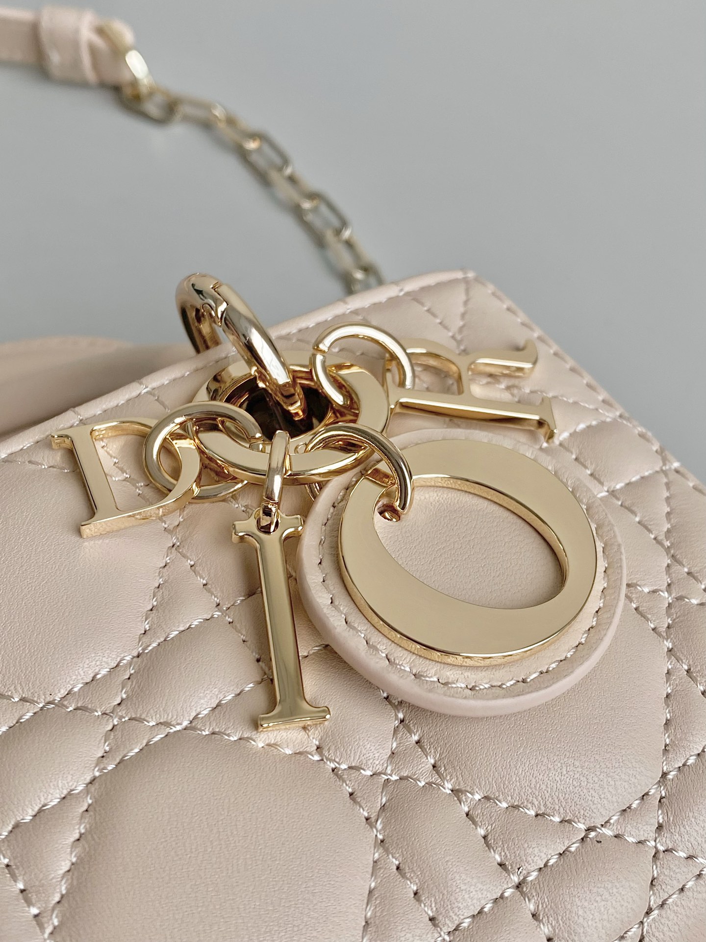 Dior 沙粉 超迷你𝗗-𝗝𝗼𝘆 𝗯𝗮𝗴七夕爱心款 果然就是轮回 回归了一把中古戴妃长方包形