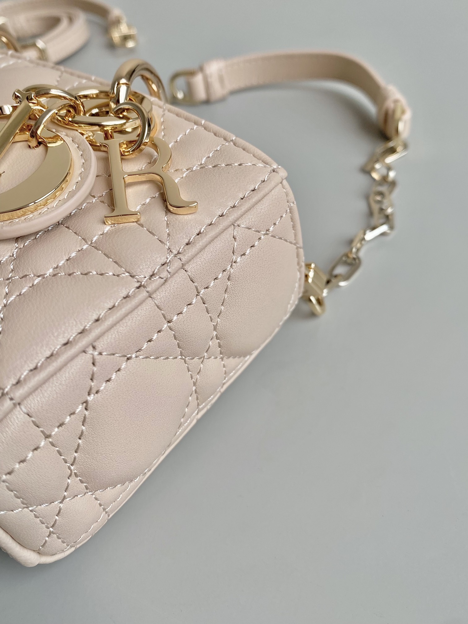 Dior 沙粉 超迷你𝗗-𝗝𝗼𝘆 𝗯𝗮𝗴七夕爱心款 果然就是轮回 回归了一把中古戴妃长方包形