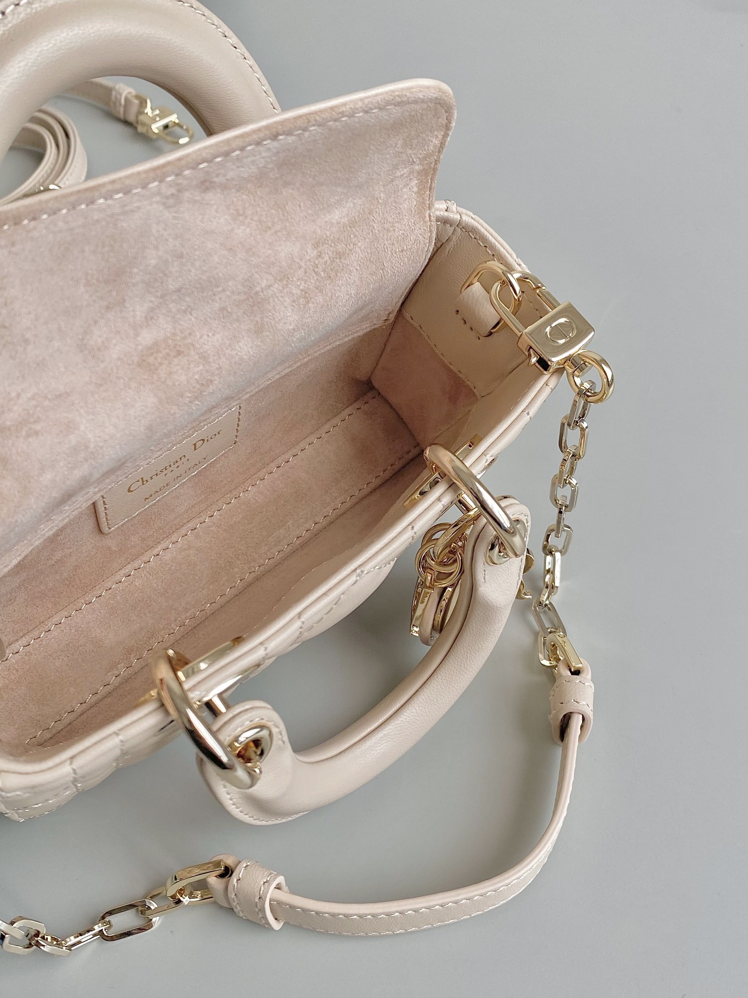 Dior 沙粉 超迷你𝗗-𝗝𝗼𝘆 𝗯𝗮𝗴七夕爱心款 果然就是轮回 回归了一把中古戴妃长方包形