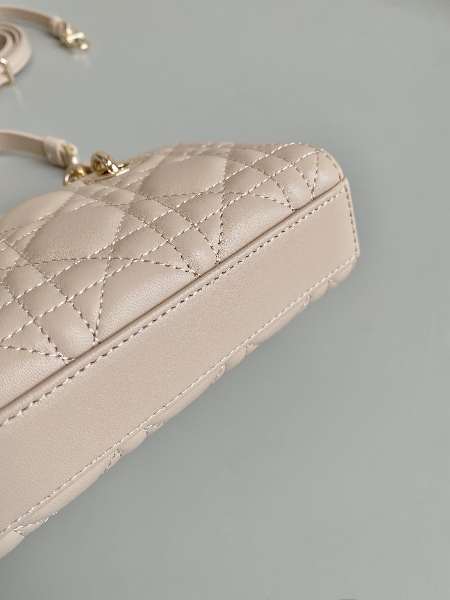 Dior 沙粉 超迷你𝗗-𝗝𝗼𝘆 𝗯𝗮𝗴七夕爱心款 果然就是轮回 回归了一把中古戴妃长方包形